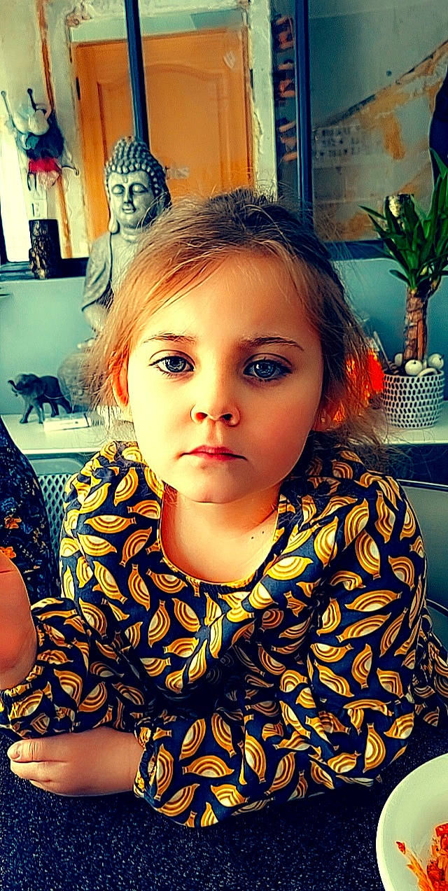 Marina participe au concours pour gagner de l'argent avec cette photo : black_hair, blue, cheek, child, cool, eye, eyebrow, eyelash, fun, happy, human, iris, lighting, lip, mouth, nose, person, picture_frame, skin, summer