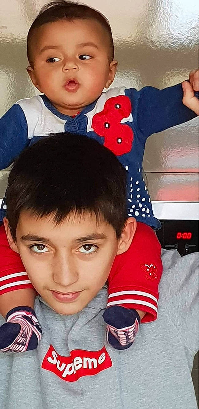 Amely participe au concours pour gagner de l'argent avec cette photo : baby, baby_toddler_clothing, bangs, carmine, cheek, child, cool, eye, eyebrow, forehead, games, gesture, hairstyle, iris, lip, person, polka_dot, portrait_photography, thumb, toddler