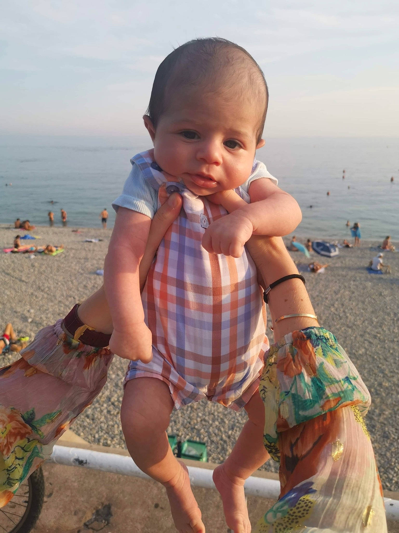 Charles participe au concours pour gagner de l'argent avec cette photo : beach, child, finger, fun, hand, leg, person, play, sand, sea, sitting, smile, summer, thumb, toddler, vacation