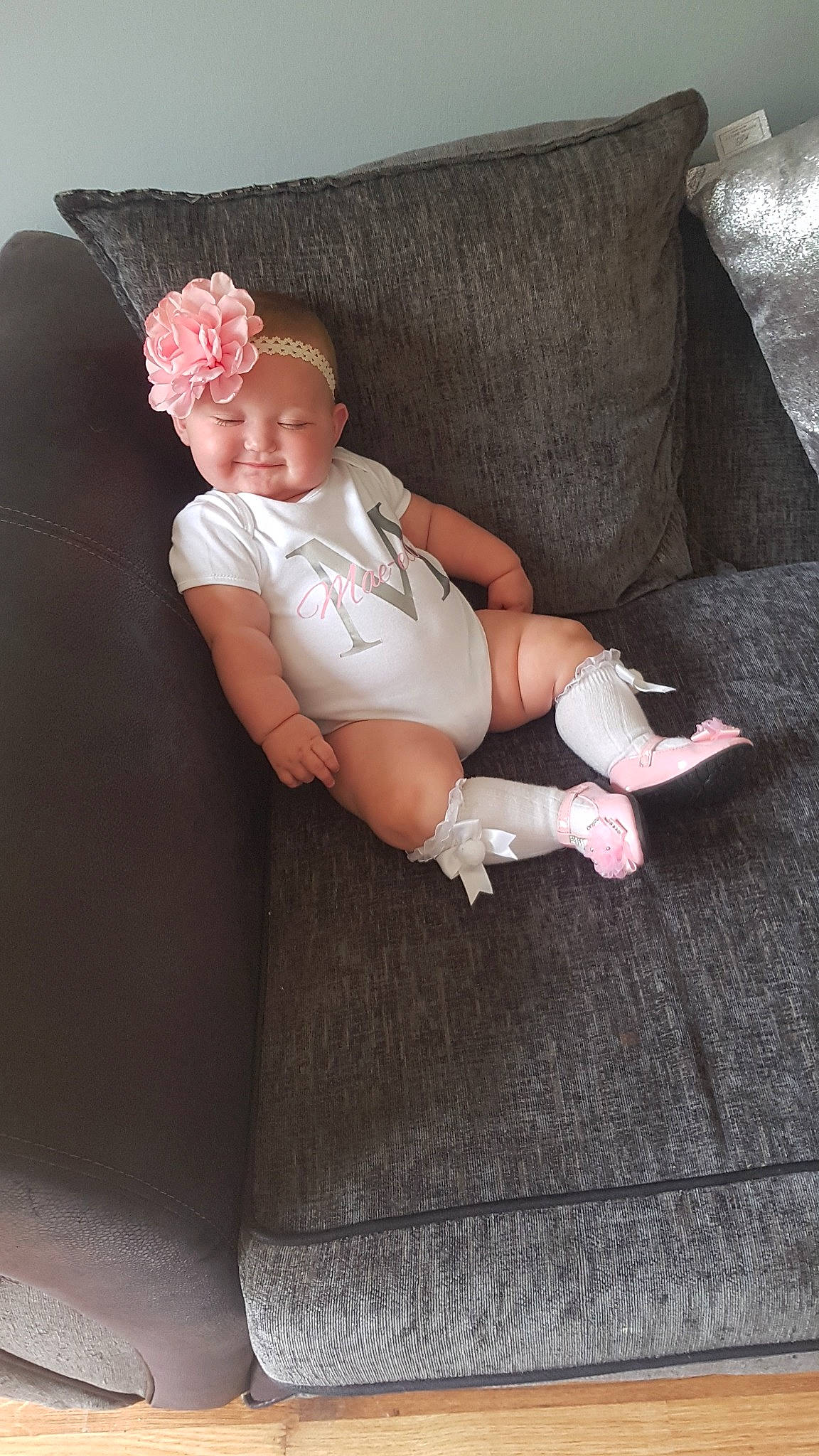 Maé is registered to the contest to win money with this photo: baby, child, comfort, joy, leg, person, pink, sitting, toddler