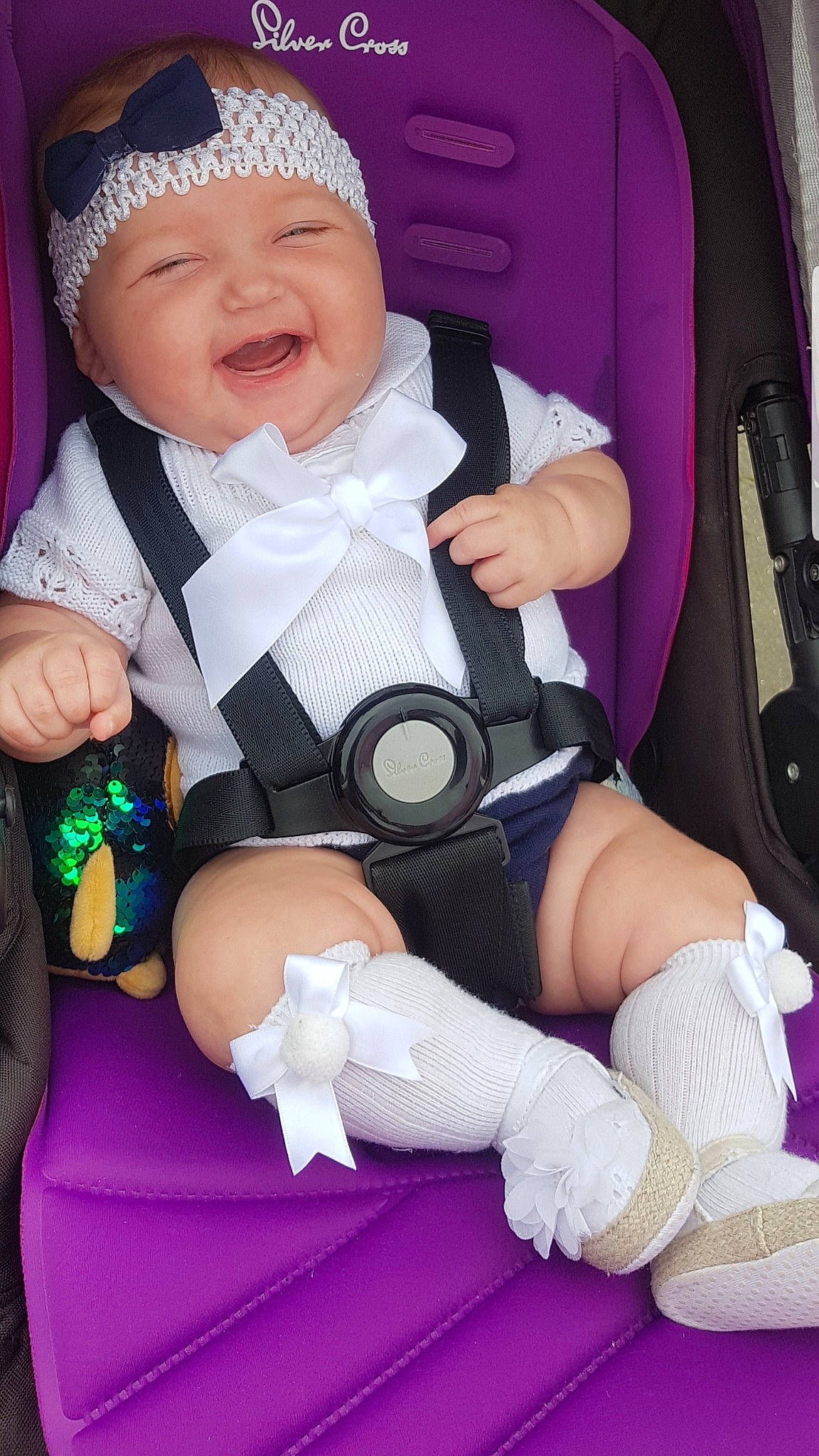 Maé is registered to the contest to win money with this photo: arm, baby, baby_carriage, baby_in_car_seat, baby_products, car_seat, child, finger, leg, person, product, thigh, toddler