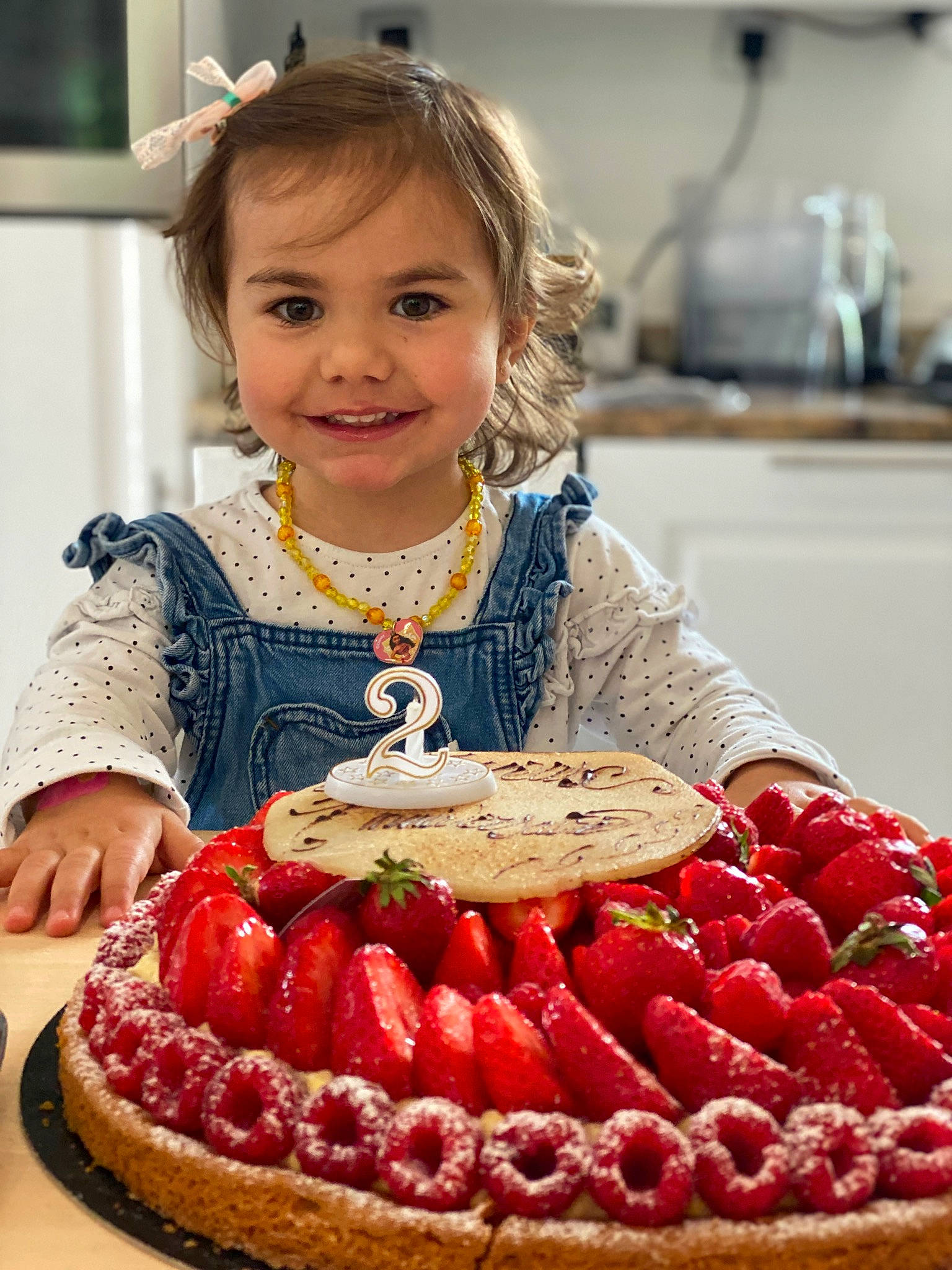 Alix a rejoint le concours — aidez-le/la à gagner de superbes lots ! baked_goods, berry, cake, cake_decorating, clothing, cream, cuisine, dress, food, fruit, ingredient, joy, natural_foods, person, plant, recipe, smile, strawberries, strawberry, strawberry_pie