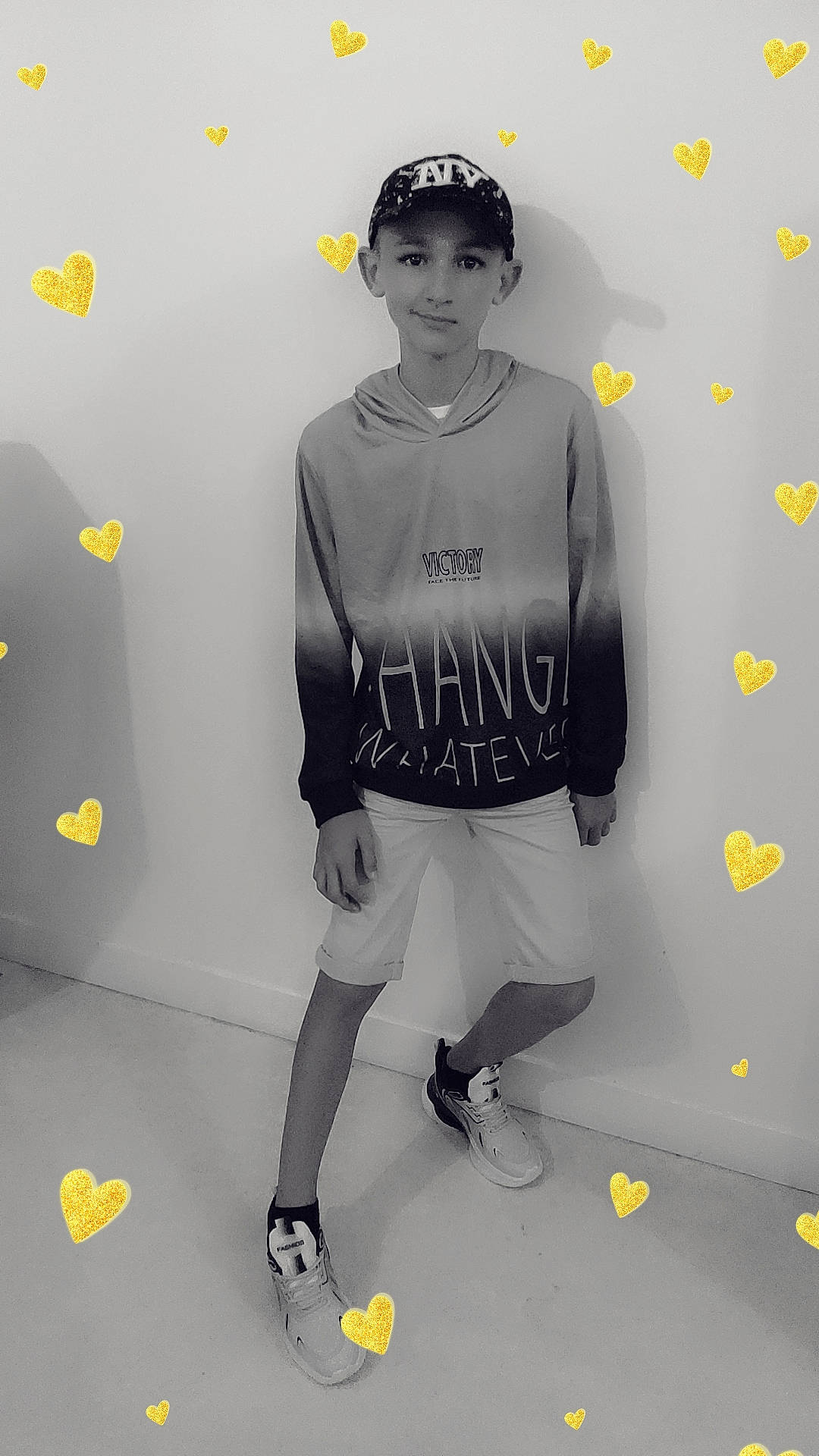 Maël participe au concours pour gagner de l'argent avec cette photo : art, baseball_cap, cap, eyewear, fashion_accessory, fashion_design, font, glove, headgear, jersey, knee, person, personal_protective_equipment, sleeve, sports_equipment, sports_gear, sportswear, t_shirt, uniform, waist