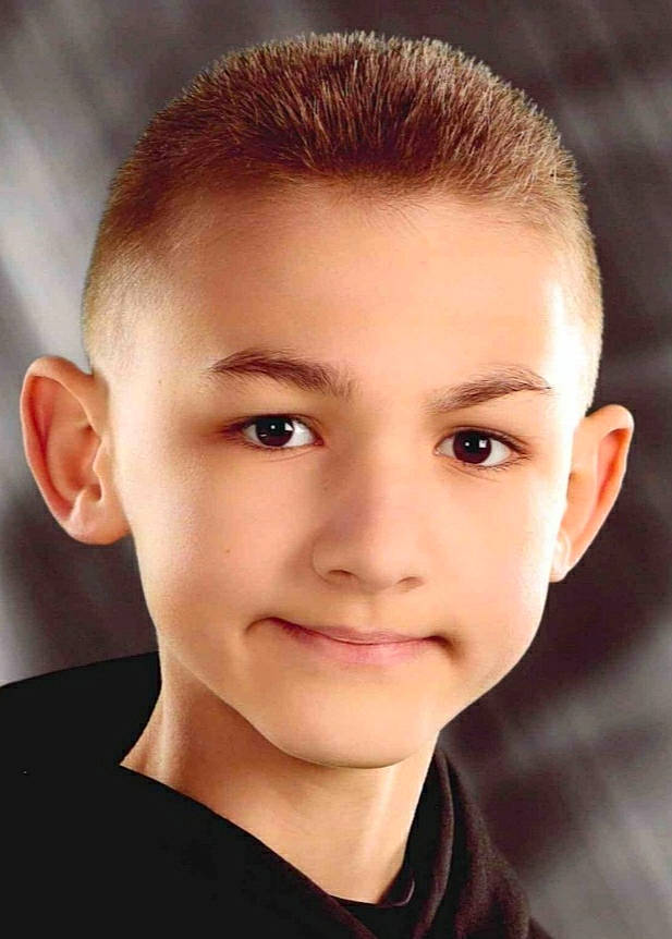 Maël participe au concours pour gagner de l'argent avec cette photo : blond, caesar_cut, cheek, chin, close_up, crew_cut, ear, eye, eyebrow, eyelash, flash_photography, forehead, hair, iris, jaw, joy, lip, neck, no_expression, nose