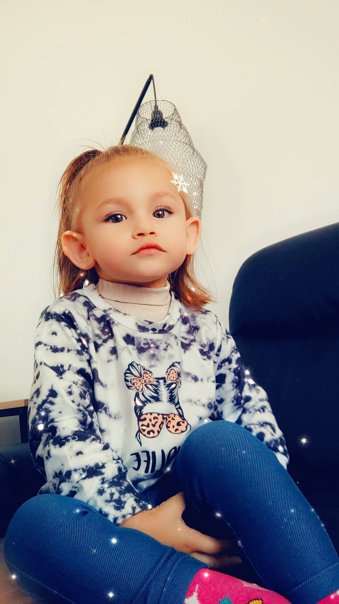 Ilanie participe au concours pour gagner de l'argent avec cette photo : beauty, blond, child, cool, electric_blue, eyelash, fashion_design, hairstyle, happy, human_leg, jewellery, knee, lip, neck, necklace, person, skin, sleeve, t_shirt, thigh