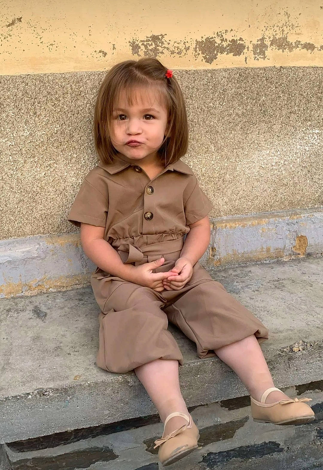 Ilanie participe au concours pour gagner de l'argent avec cette photo : blond, brown_hair, chin, face, fashion_design, flash_photography, foot, hairstyle, happy, head, human_leg, knee, lip, pattern, person, sitting, skin, sleeve, thigh, toddler