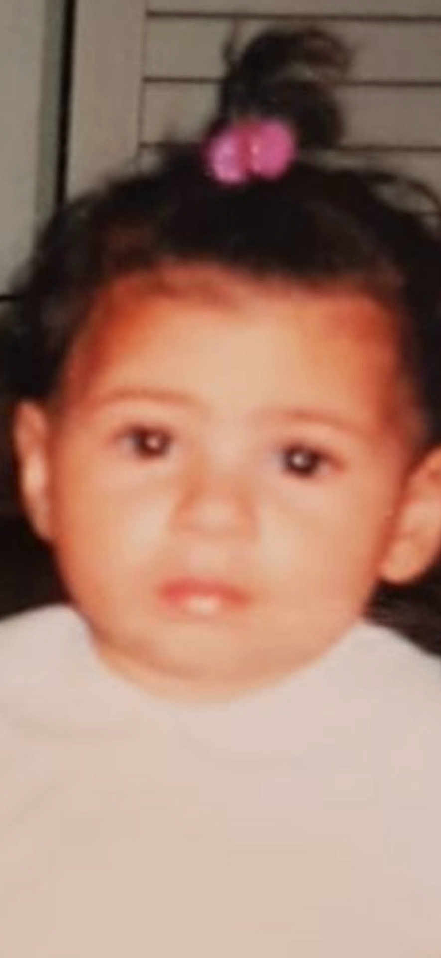 Seleyna a rejoint le concours — aidez-le/la à gagner de superbes lots ! child, face, hair_tie, pink, young, indoor, portrait, closeup, expression, person, head, hair, skin, window, blur, young_child, casual, indoors, baby, unfocused