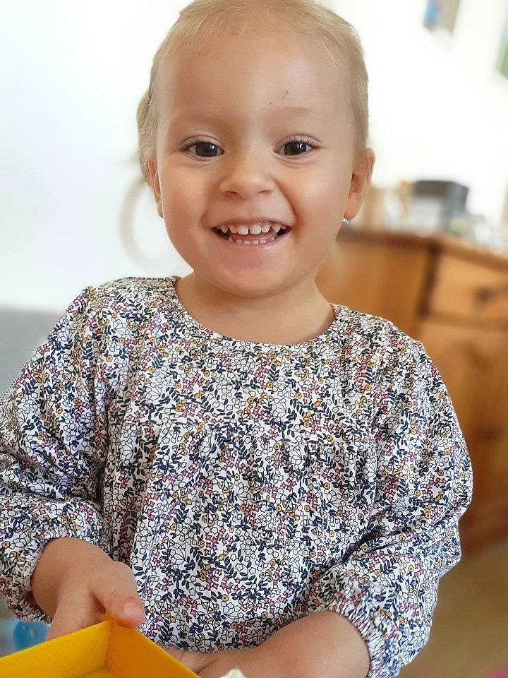 Eléna participe au concours pour gagner de l'argent avec cette photo : arm, baby, baby_toddler_clothing, cheek, child, fun, happy, iris, joy, musical_instrument, pattern, people, person, portrait_photography, room, sitting, sleeve, smile, standing, t_shirt