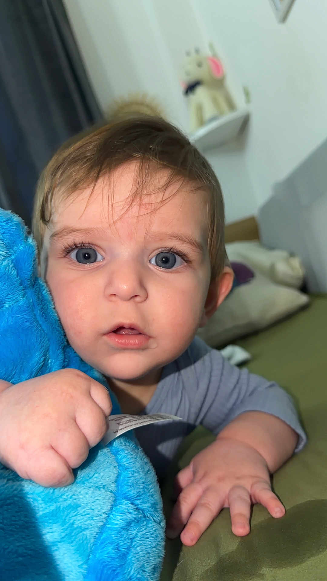 Isaiah a rejoint le concours — aidez-le/la à gagner de superbes lots ! baby, blue_eyes, blanket, child, clothing, cute, face, hand, indoor, infant, looking, person, plush, portrait, skin, soft, toy, young, youth, toddler