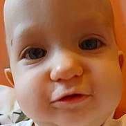 Wemi a rejoint le concours — aidez-le/la à gagner de superbes lots ! baby, face, closeup, child, skin, cheeks, eyes, head, person, infant, expression, cute, young, portrait, human, mouth, nose, eyebrows, clothing, white