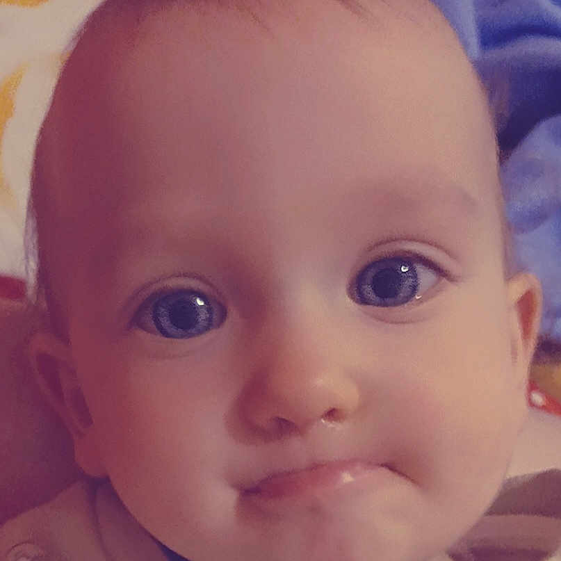 Wemouille participe au concours pour gagner de l'argent avec cette photo : baby, baby_clothes, child, close_up, clothing, cozy, cute, expression, eyes, face, head, indoors, infant, mouth, person, portrait, skin, soft_light, warm, young