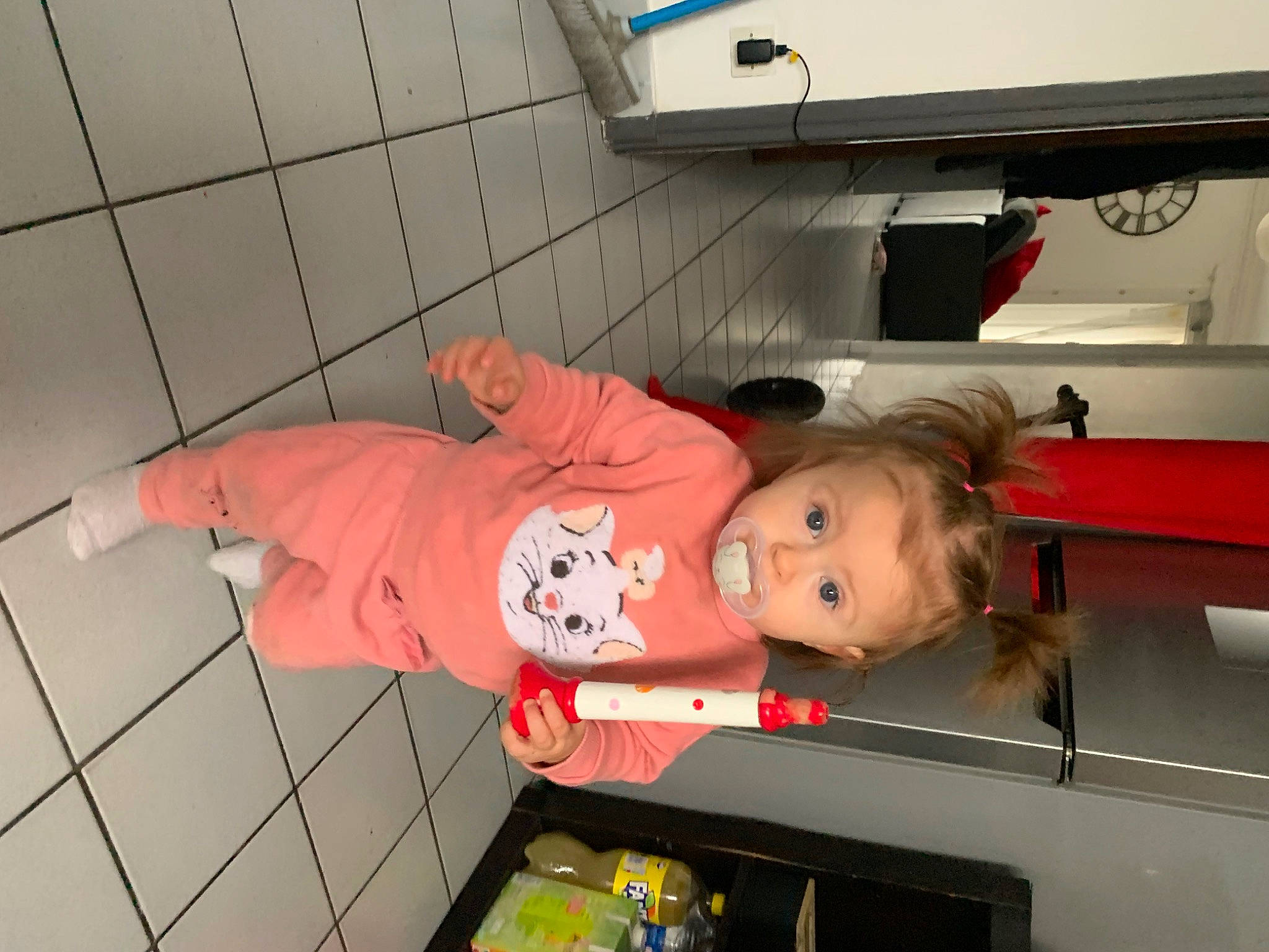 Milia a rejoint le concours — aidez-le/la à gagner de superbes lots ! child, cleanliness, flooring, fun, person, room, surprise, toddler, toy