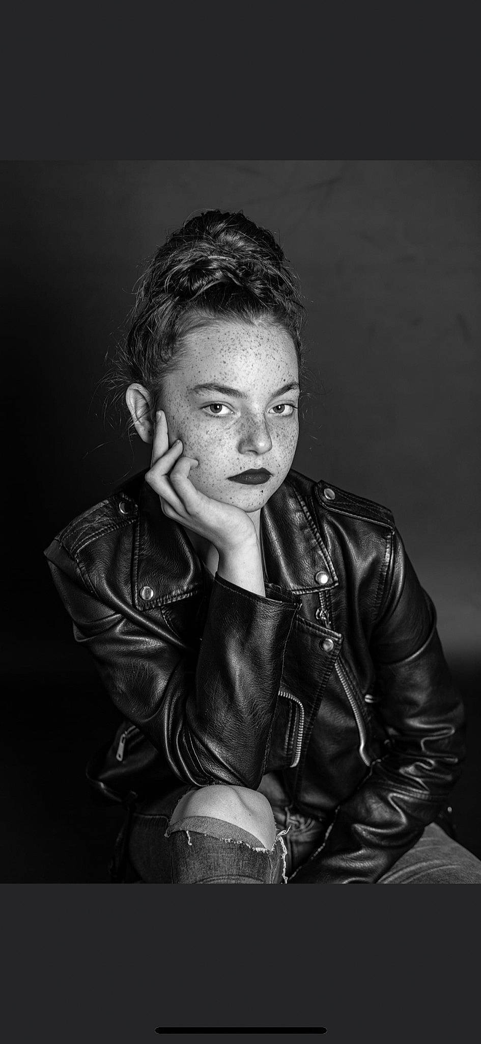 Elyne participe au concours pour gagner de l'argent avec cette photo : black_and_white, clothing, cool, darkness, eyewear, fashion, flash_photography, gesture, human, jacket, leather, leather_jacket, lip, monochrome, monochrome_photography, outerwear, person, sleeve, standing, style
