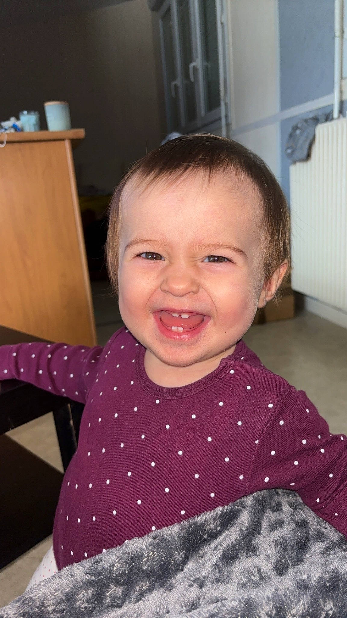 Mila a rejoint le concours — aidez-le/la à gagner de superbes lots ! baby, baby_laughing, baby_toddler_clothing, cheek, child, dress, eye, eyelash, fun, happy, human_body, iris, nose, pattern, person, room, skin, sleeve, smile, toddler