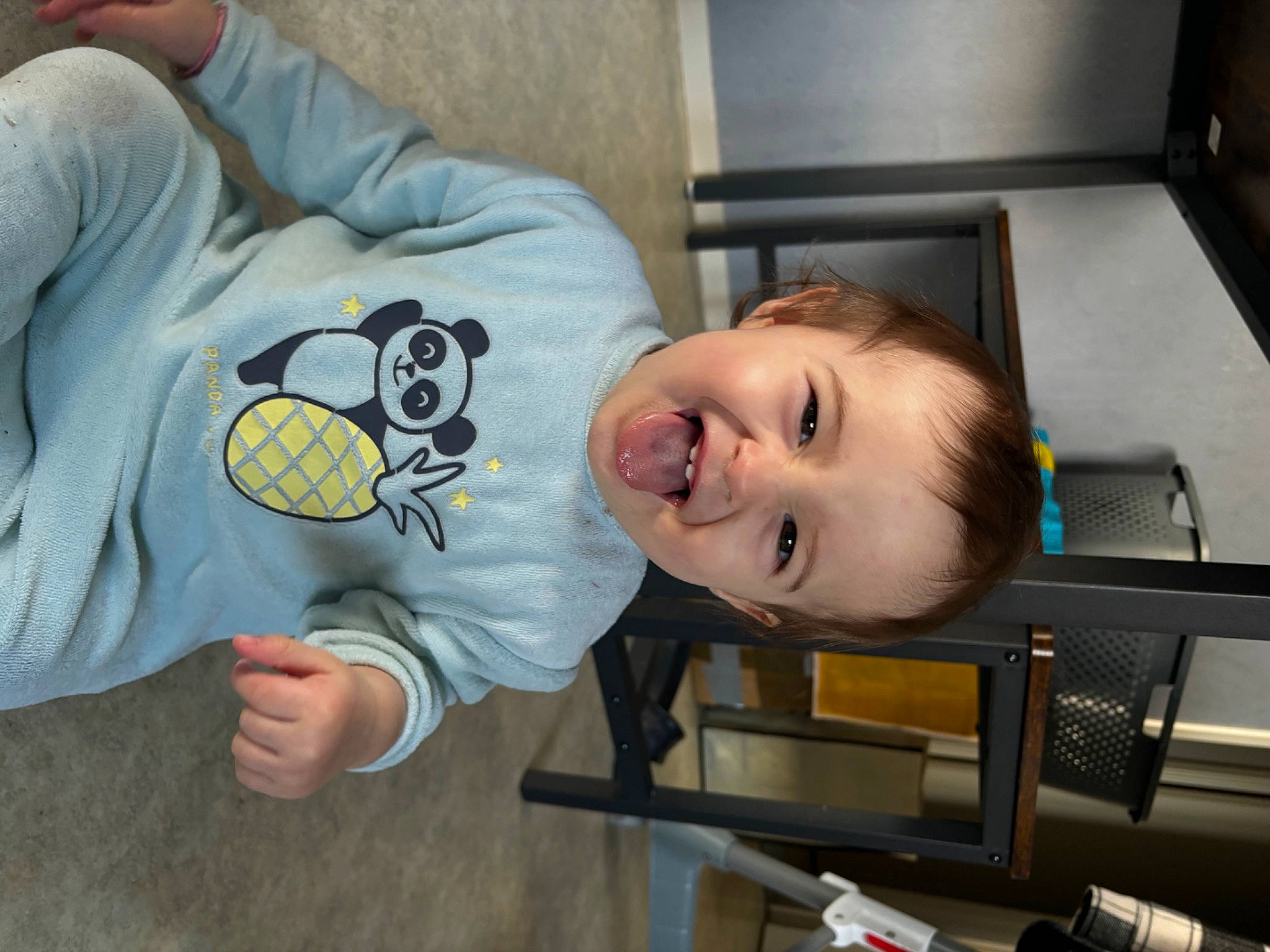 Mila participe au concours pour gagner de l'argent avec cette photo : baby, baby_products, baby_toddler_clothing, cheek, child, comfort, drawer, elbow, eye, fun, hand, happy, head, mouth, person, room, sitting, sleeve, smile, t_shirt