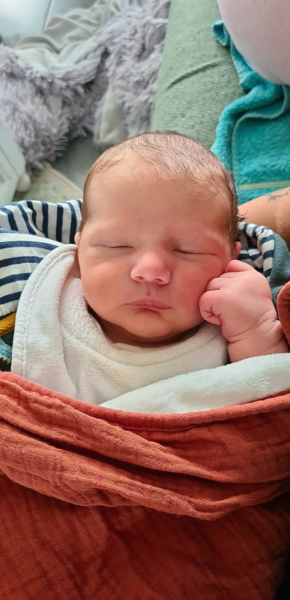 Miguel a rejoint le concours — aidez-le/la à gagner de superbes lots ! baby, baby_toddler_clothing, cheek, child, comfort, eye, eyebrow, face, forehead, grass, happy, head, iris, linens, mouth, neck, nose, person, sitting, skin