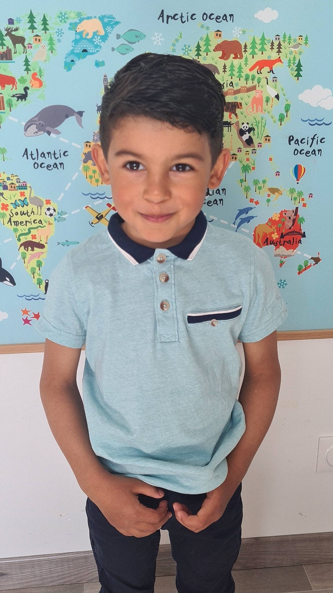 Mory a rejoint le concours — aidez-le/la à gagner de superbes lots ! arm, azure, cheek, child, chin, collar, dress_shirt, electric_blue, forehead, hairstyle, happy, head, joy, neck, organ, person, sleeve, smile, social_group, standing