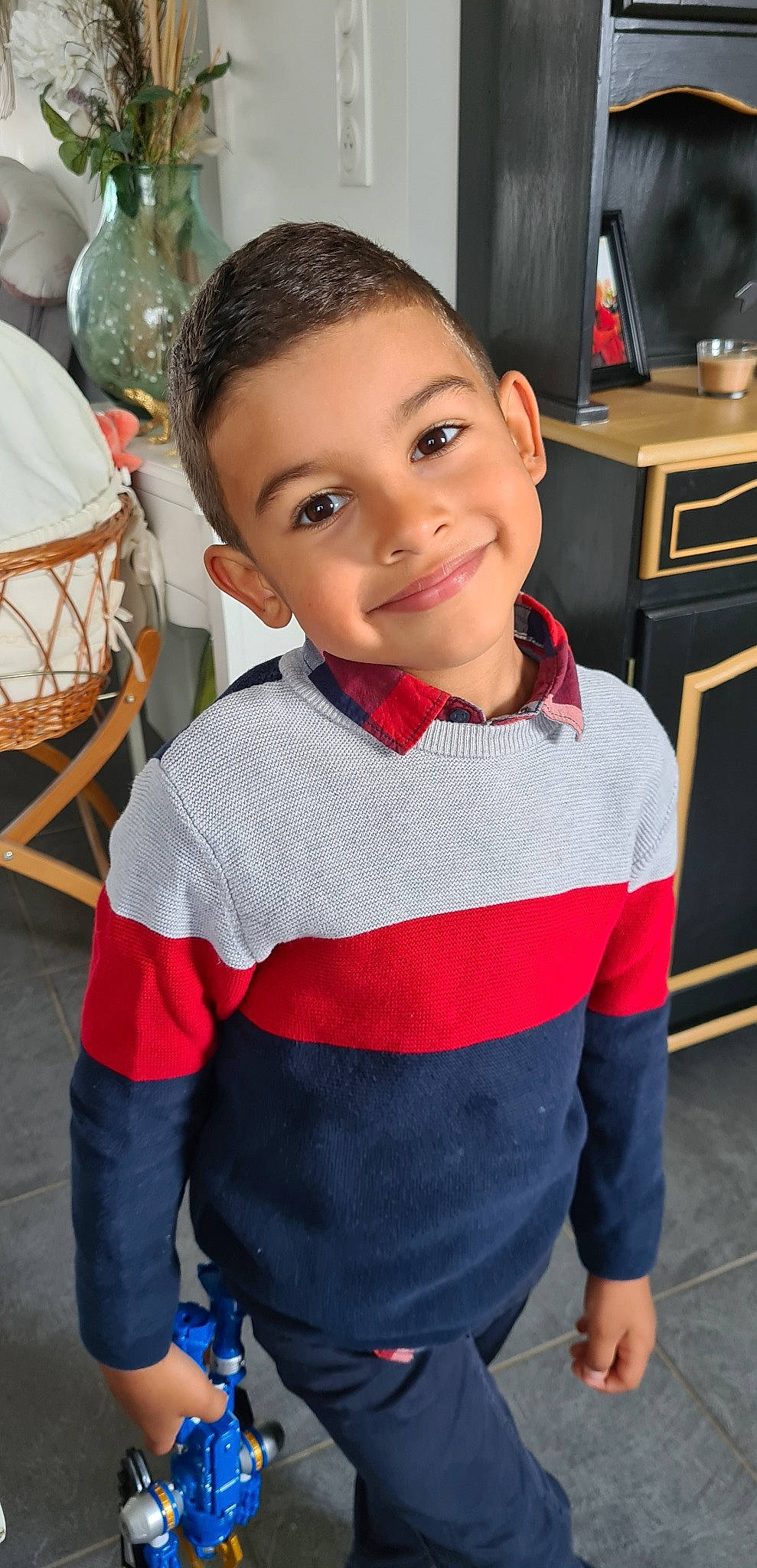 Mory participe au concours pour gagner de l'argent avec cette photo : black_hair, chair, child, chin, desk, event, eye, eyebrow, fashion_design, forehead, hair, hairstyle, happy, joy, lip, person, skin, sleeve, smile, t_shirt