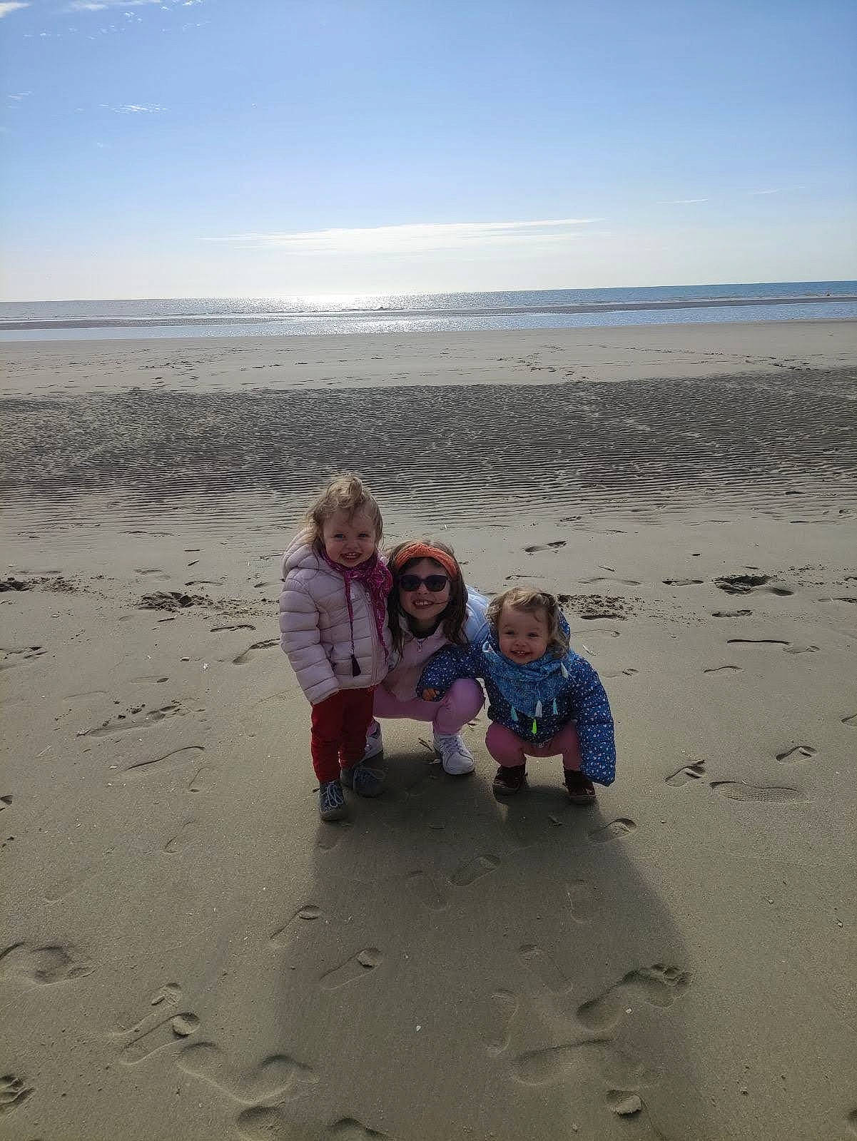 Louna a rejoint le concours — aidez-le/la à gagner de superbes lots ! beach, cloud, coast, coastal_and_oceanic_landforms, fun, happy, headwear, horizon, joy, landscape, leisure, mammal, ocean, person, sand, shore, sky, smile, toddler, tourism