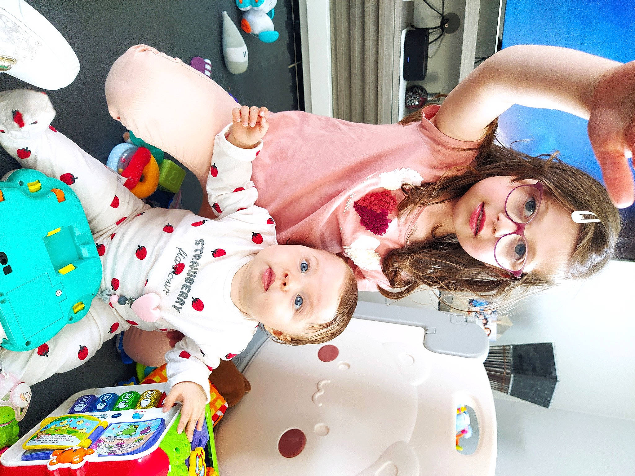 Louna participe au concours pour gagner de l'argent avec cette photo : baby, baby_products, baby_toddler_clothing, carmine, child, comfort_food, event, eyewear, fictional_character, fun, happy, pattern, person, room, smile, toddler, white