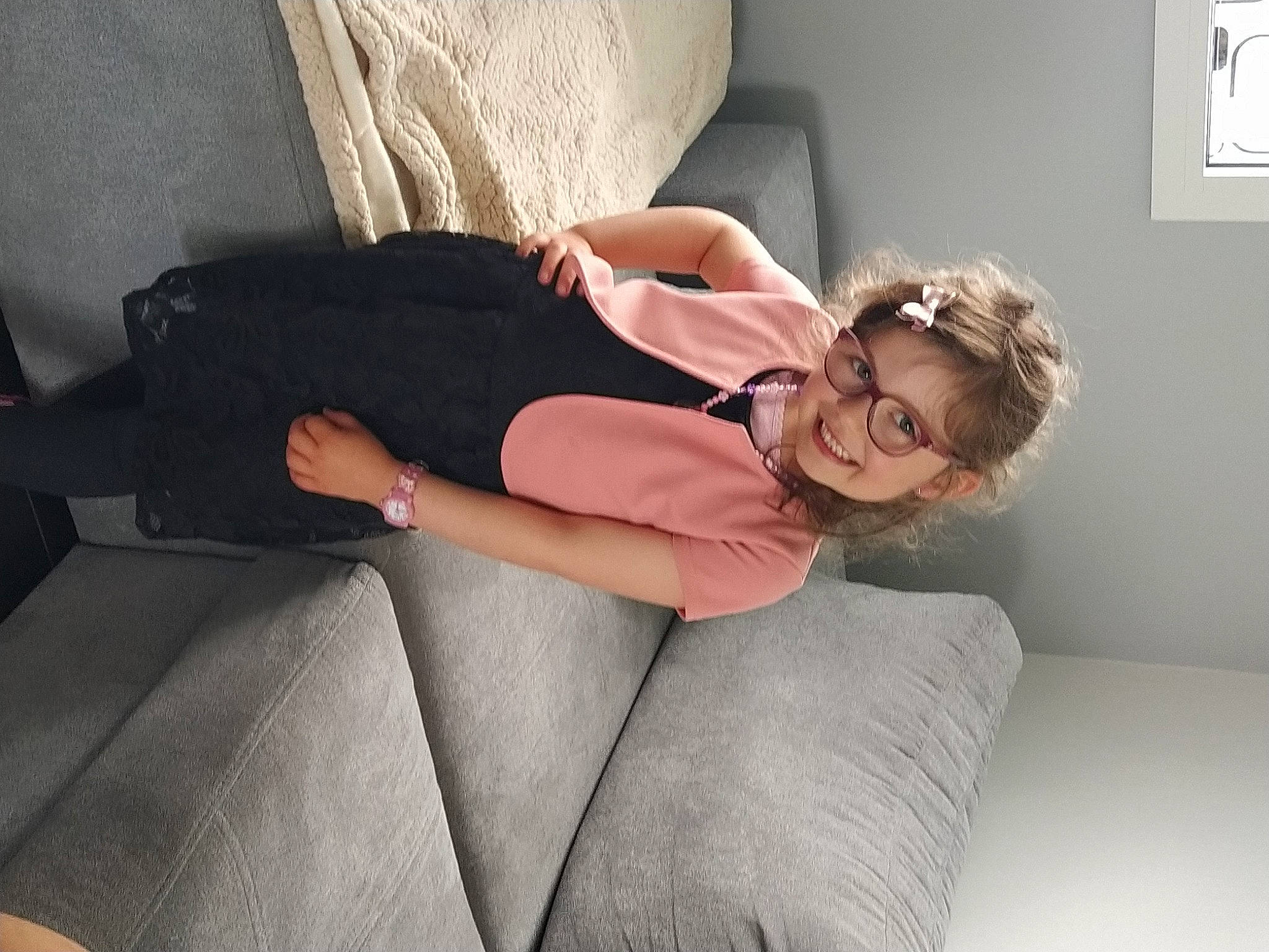 Louna a rejoint le concours — aidez-le/la à gagner de superbes lots ! blond, comfort, couch, elbow, eyewear, flash_photography, floor, flooring, human_leg, joint, joy, knee, leg, linens, long_hair, person, shoulder, sportswear, thigh, waist