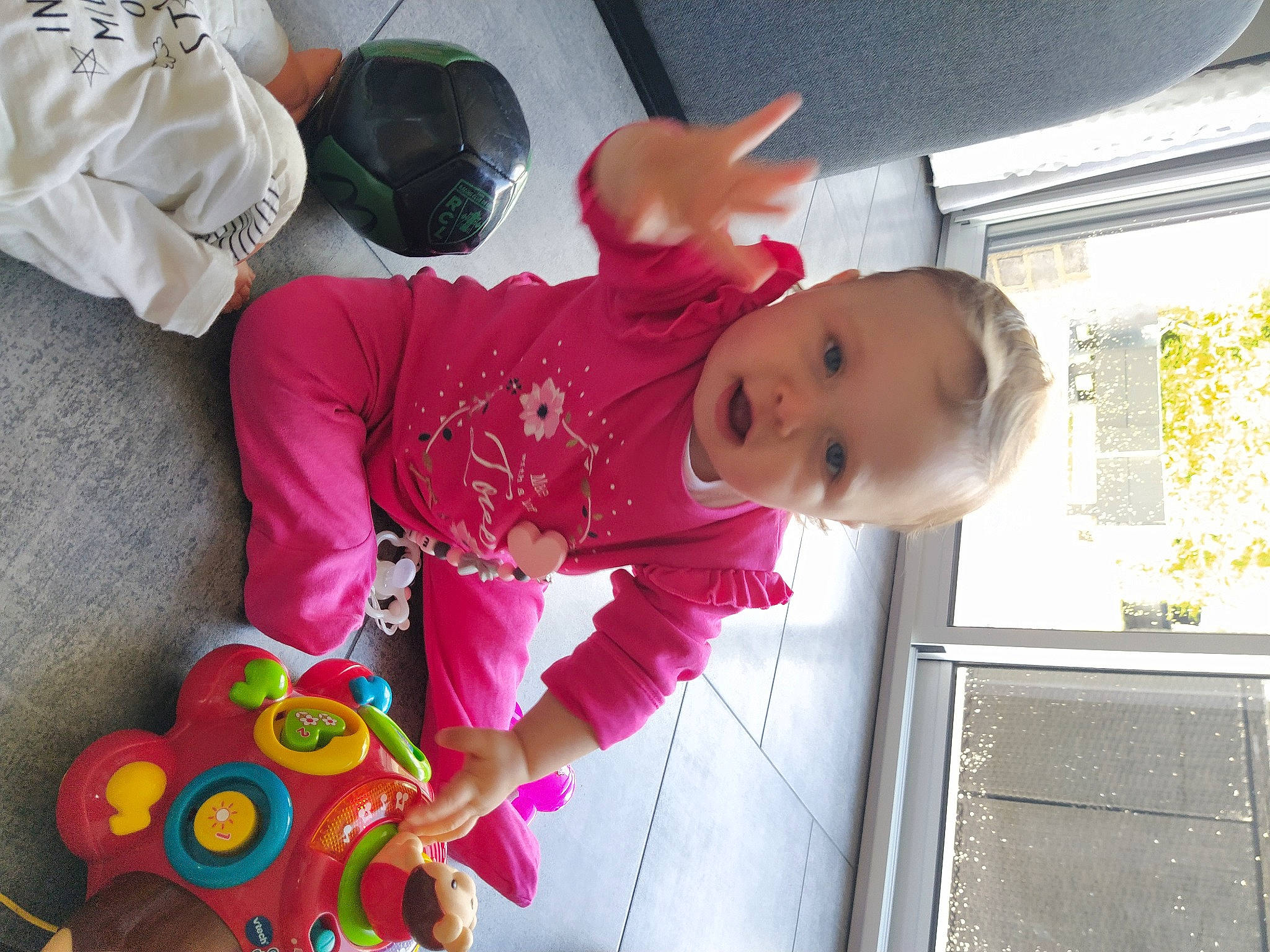 Ambre Elena participe au concours pour gagner de l'argent avec cette photo : baby, baby_products, baby_toddler_clothing, baby_toys, child, fun, happy, magenta, person, pink, play, room, smile, stuffed_toy, textile, toddler, toy, white, window