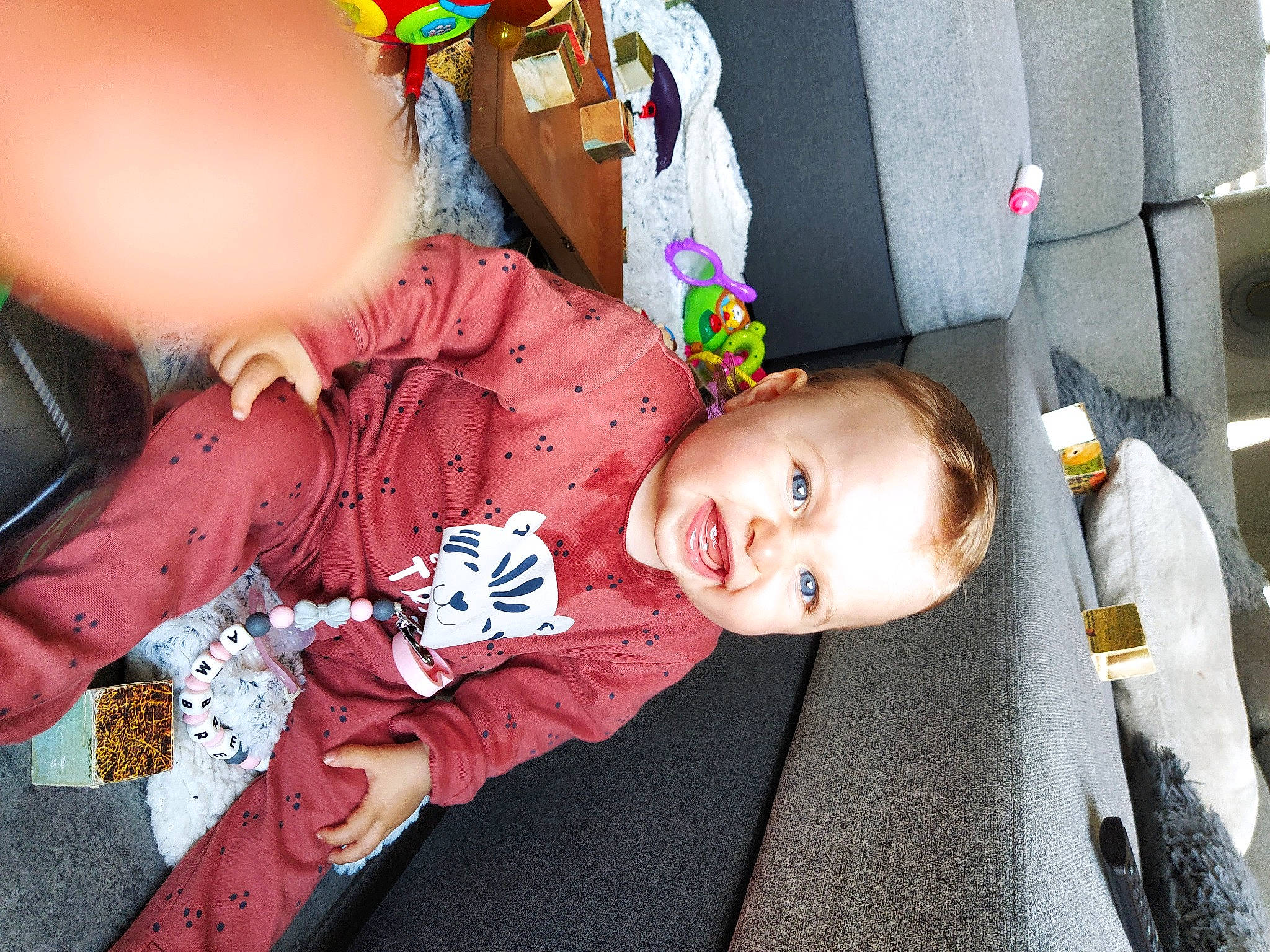 Ambre Elena a rejoint le concours — aidez-le/la à gagner de superbes lots ! baby, baby_products, baby_toddler_clothing, child, costume, fashion_accessory, fun, happy, jewellery, orange, person, pink, product, room, sitting, skin, stuffed_toy, toddler, toy, tree