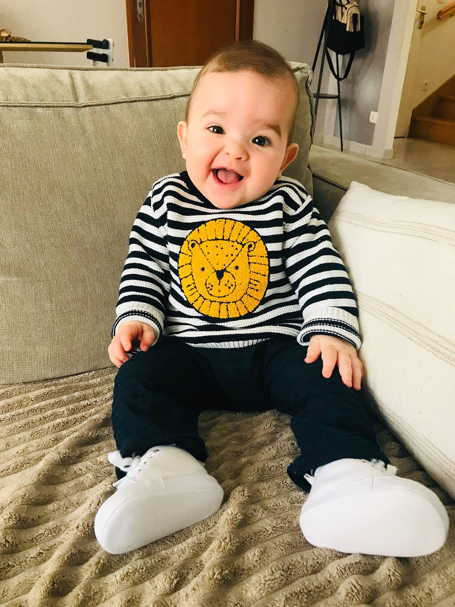 Jules a rejoint le concours — aidez-le/la à gagner de superbes lots ! baby, baby_toddler_clothing, child, outerwear, person, play, sitting, sleeve, toddler, yellow