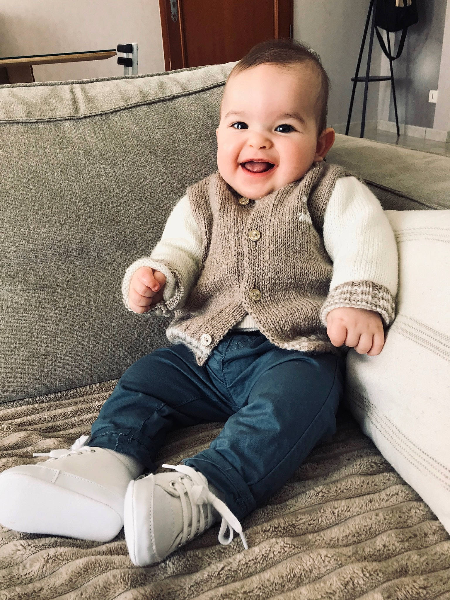Jules participe au concours pour gagner de l'argent avec cette photo : baby, cheek, child, face, facial_expression, floor, flooring, footwear, head, joy, leg, outerwear, people, person, photograph, product, shoe, sitting, skin, smile