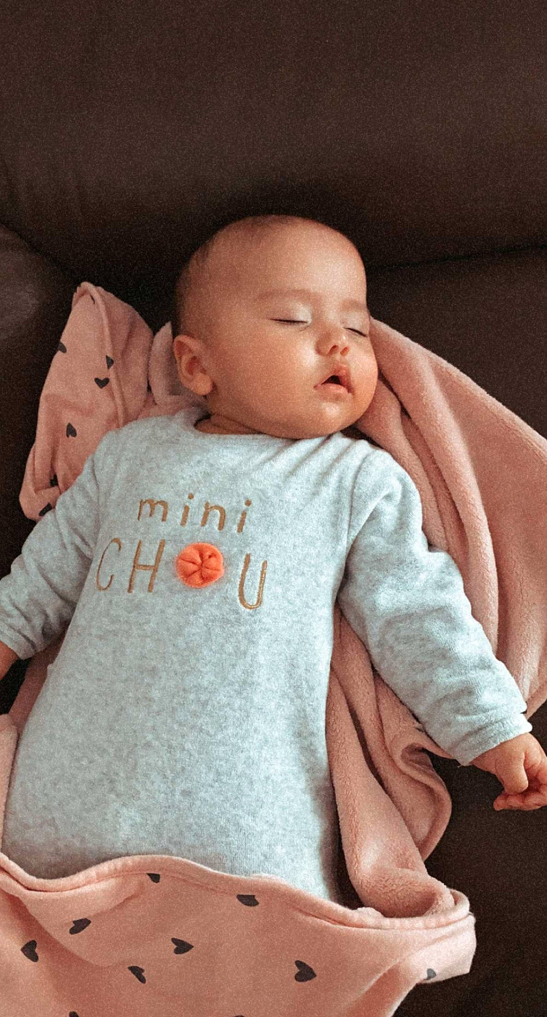 Lyta a rejoint le concours — aidez-le/la à gagner de superbes lots ! arm, baby_toddler_clothing, cheek, clothing, comfort, eye, hair, hand, head, human, human_body, joint, lip, mouth, neck, nose, person, shoulder, skin, sleeve