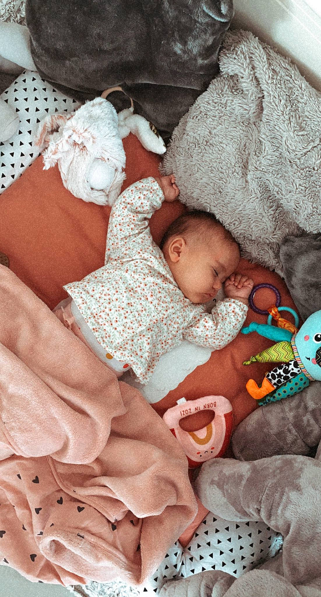 Lyta a rejoint le concours — aidez-le/la à gagner de superbes lots ! baby, baby_sleeping, baby_toddler_clothing, bedding, cheek, child, comfort, eye, face, finger, hand, head, human_body, interaction, leg, linens, mouth, person, skin, textile