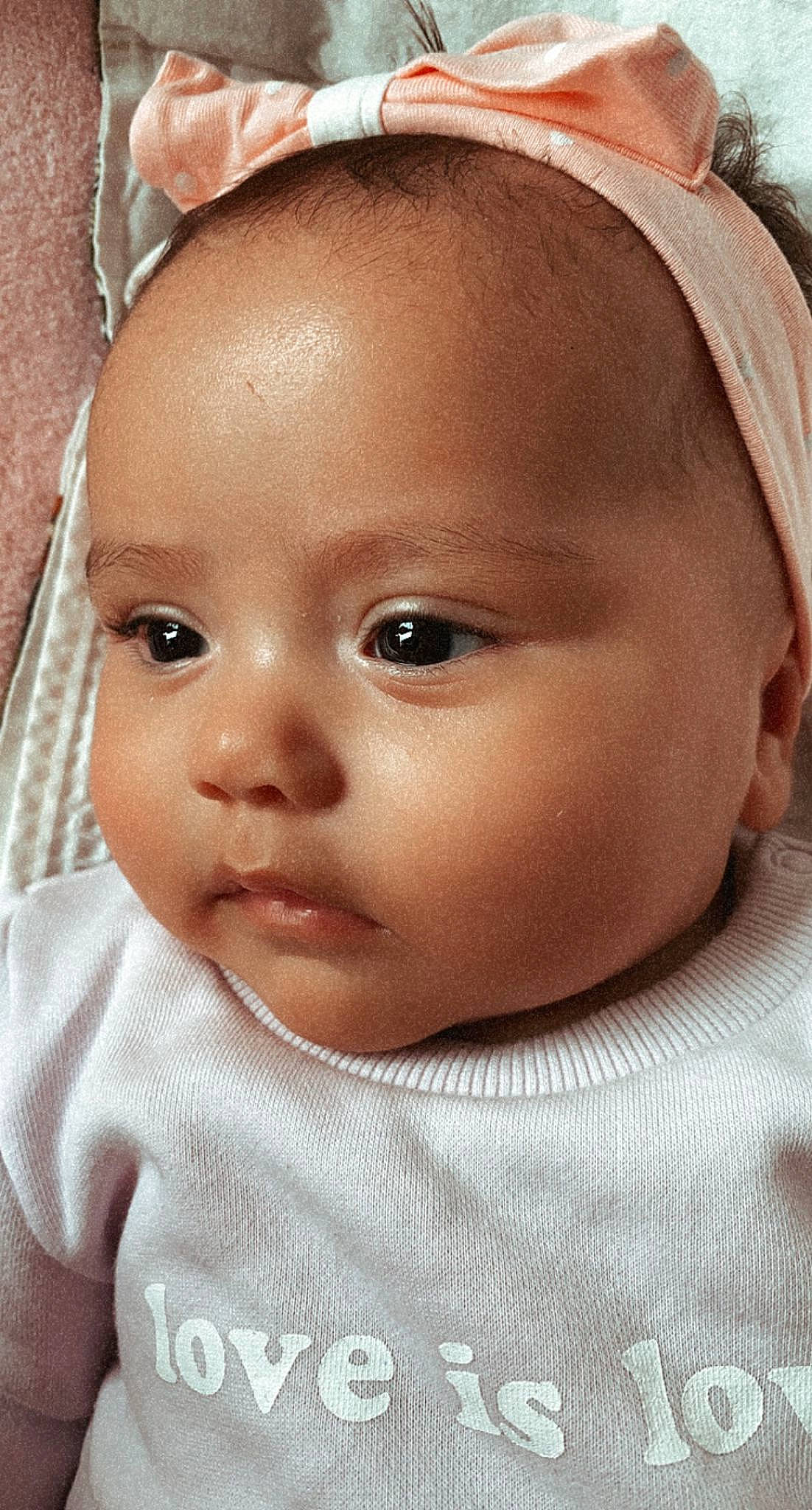 Lyta participe au concours pour gagner de l'argent avec cette photo : baby, baby_toddler_clothing, cheek, child, chin, ear, eyebrow, eyelash, facial_expression, forehead, human, iris, lip, mouth, neck, no_expression, nose, person, skin, sleeve