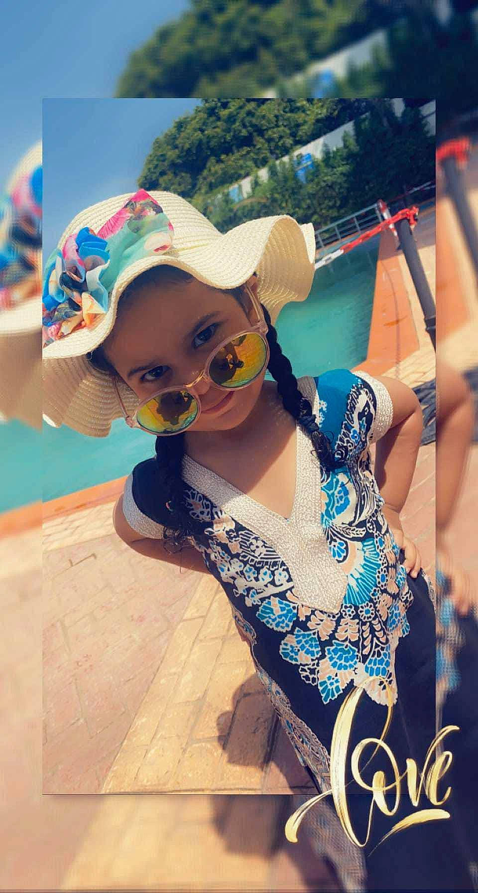 Louéna a rejoint le concours — aidez-le/la à gagner de superbes lots ! azure, baseball_cap, cap, cool, electric_blue, eyewear, fashion_design, finger, fun, goggles, happy, hat, jewellery, leisure, person, shoulder, street_fashion, sun_hat, sunglasses, thigh