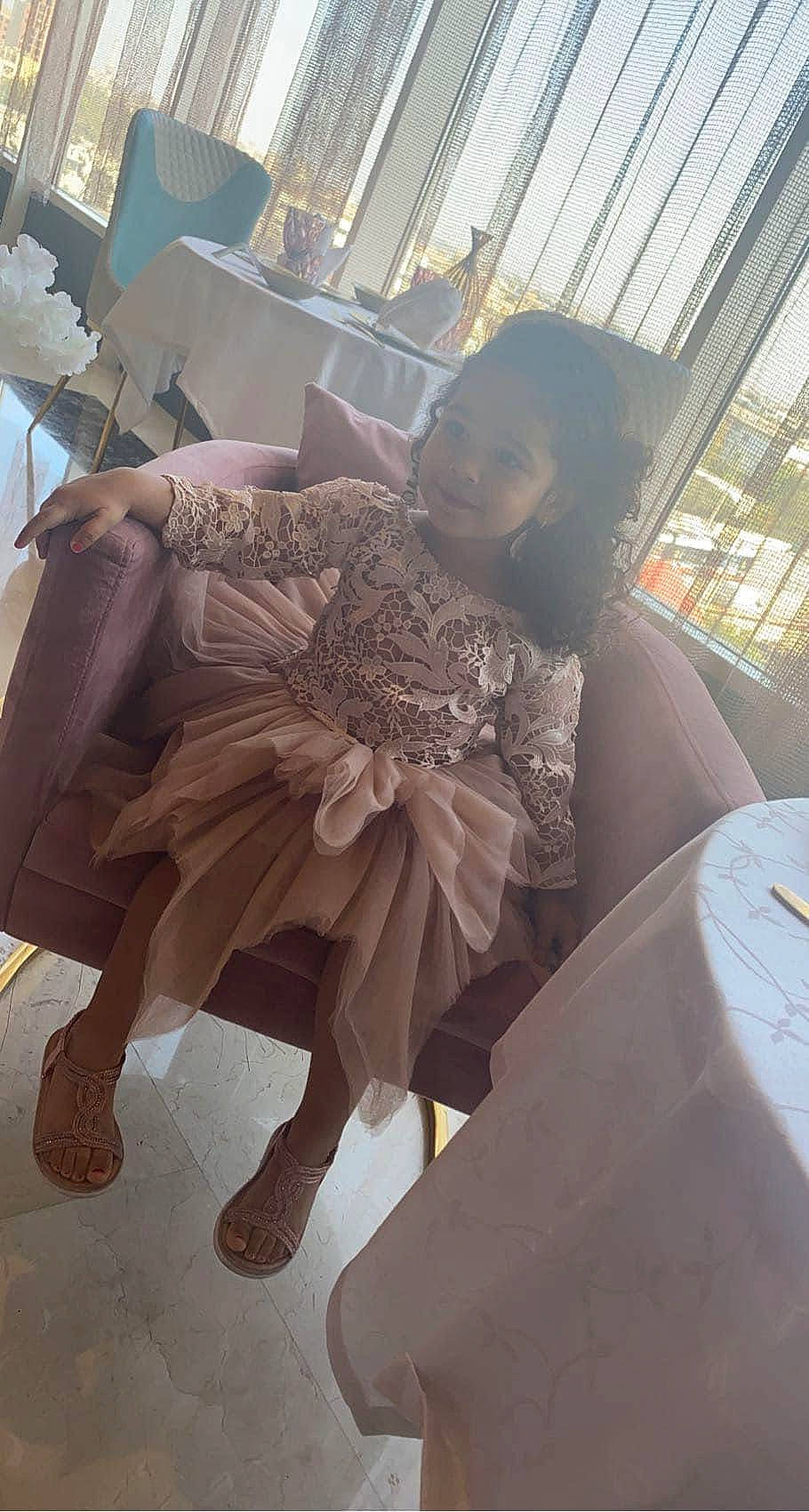 Louéna participe au concours pour gagner de l'argent avec cette photo : art, cocktail_dress, event, eyewear, fashion_accessory, fashion_design, flooring, formal_wear, fur, gown, haute_couture, human_leg, joy, mannequin, metal, person, room, sandal, sitting, thigh