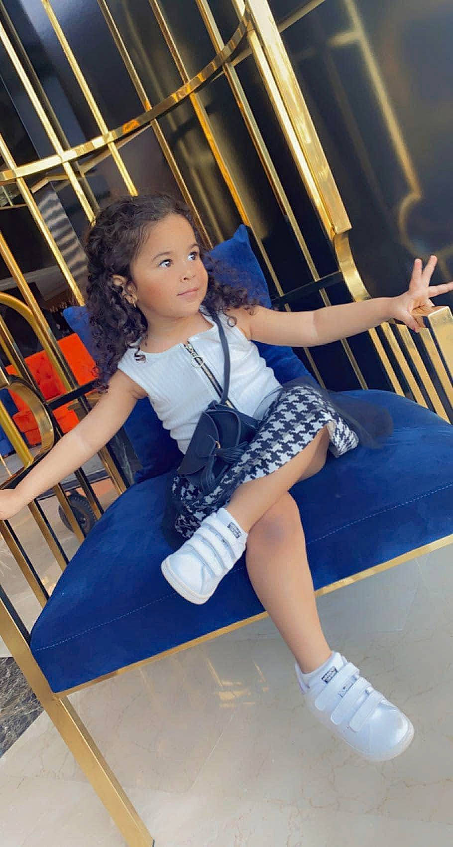 Louéna participe au concours pour gagner de l'argent avec cette photo : arm, black_hair, chair, elbow, electric_blue, fashion_design, flash_photography, fun, human_leg, joint, knee, leg, leisure, long_hair, person, shoulder, skin, thigh, trunk, waist