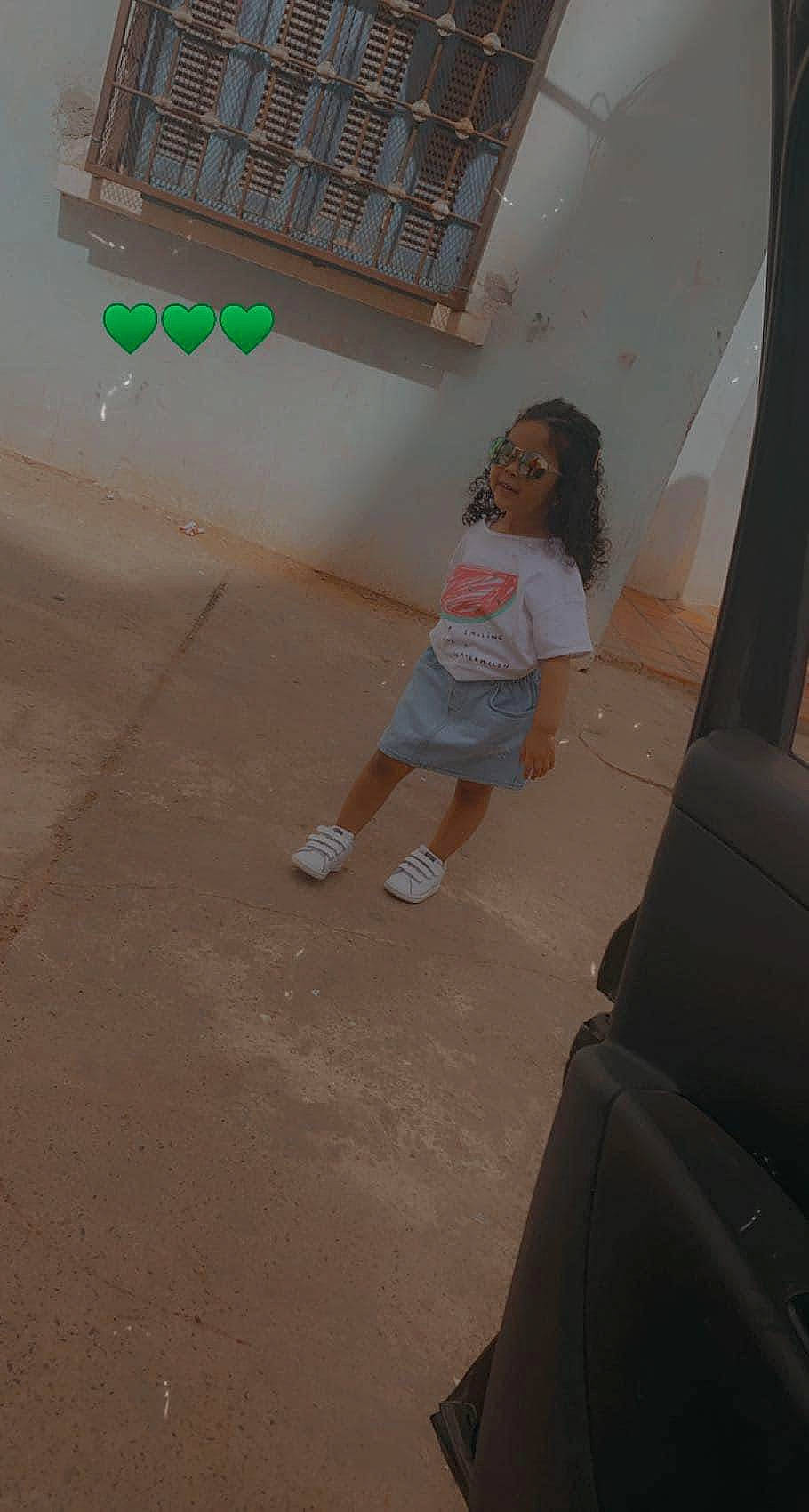 Louéna participe au concours pour gagner de l'argent avec cette photo : art, ceiling, concrete, floor, flooring, fun, human_leg, knee, leg, leisure, person, plaster, room, sandal, shorts, t_shirt, thigh, tints_and_shades, toddler, vehicle_door