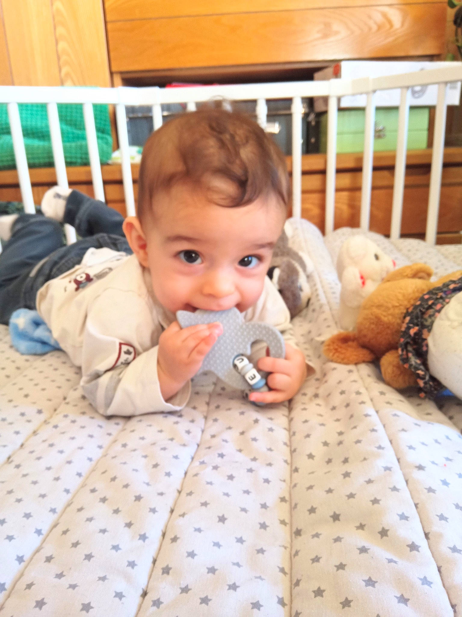 Ernest a rejoint le concours — aidez-le/la à gagner de superbes lots ! baby, baby_toddler_clothing, cheek, child, comfort, face, floor, flooring, happy, hardwood, head, leisure, linens, pattern, person, room, sitting, table, toddler, vacation
