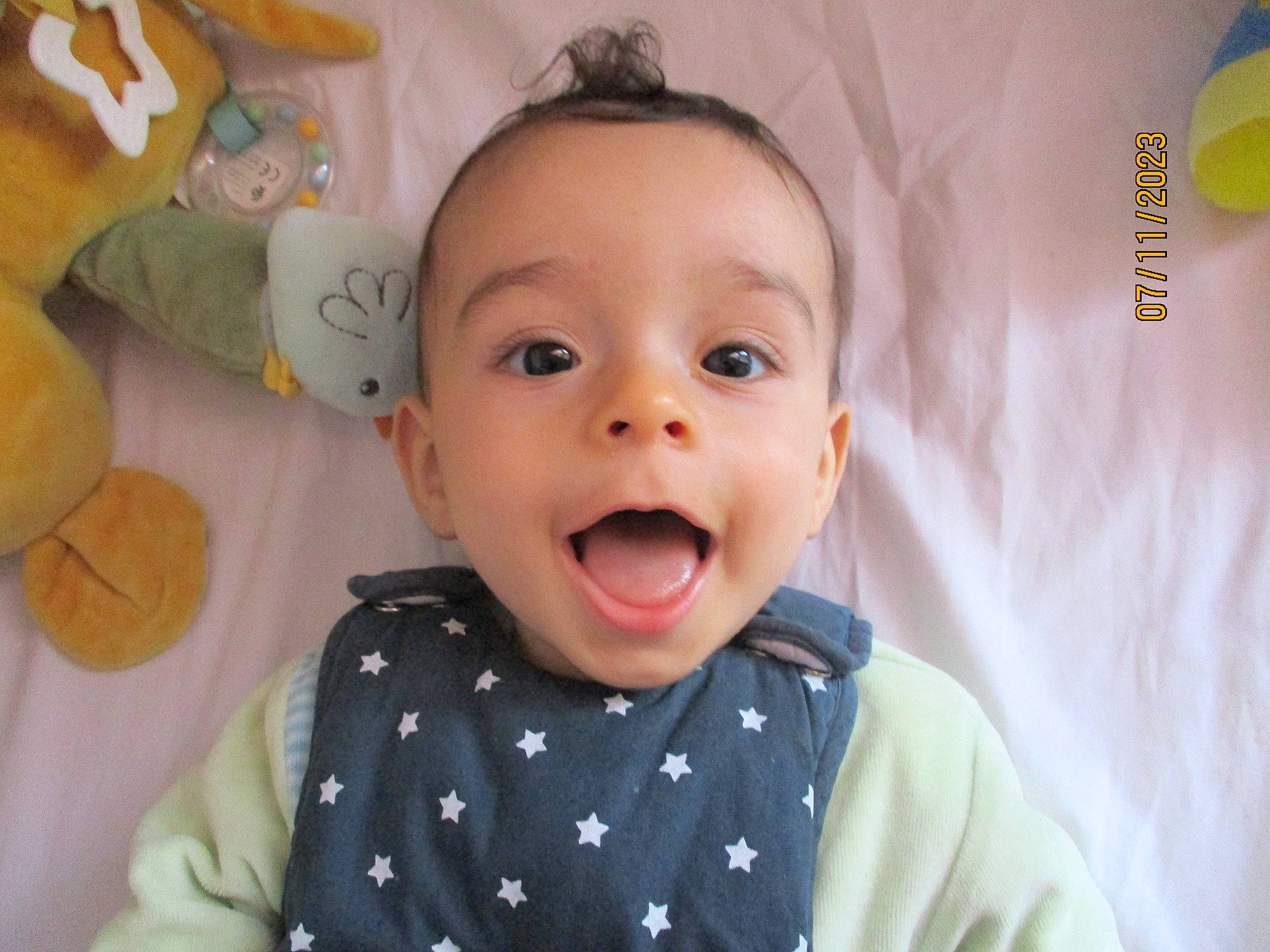 Ernest participe au concours pour gagner de l'argent avec cette photo : baby, baby_toddler_clothing, cheek, child, eyebrow, face, facial_expression, gesture, happy, iris, lip, mouth, nose, organ, person, product, skin, sleeve, smile, textile