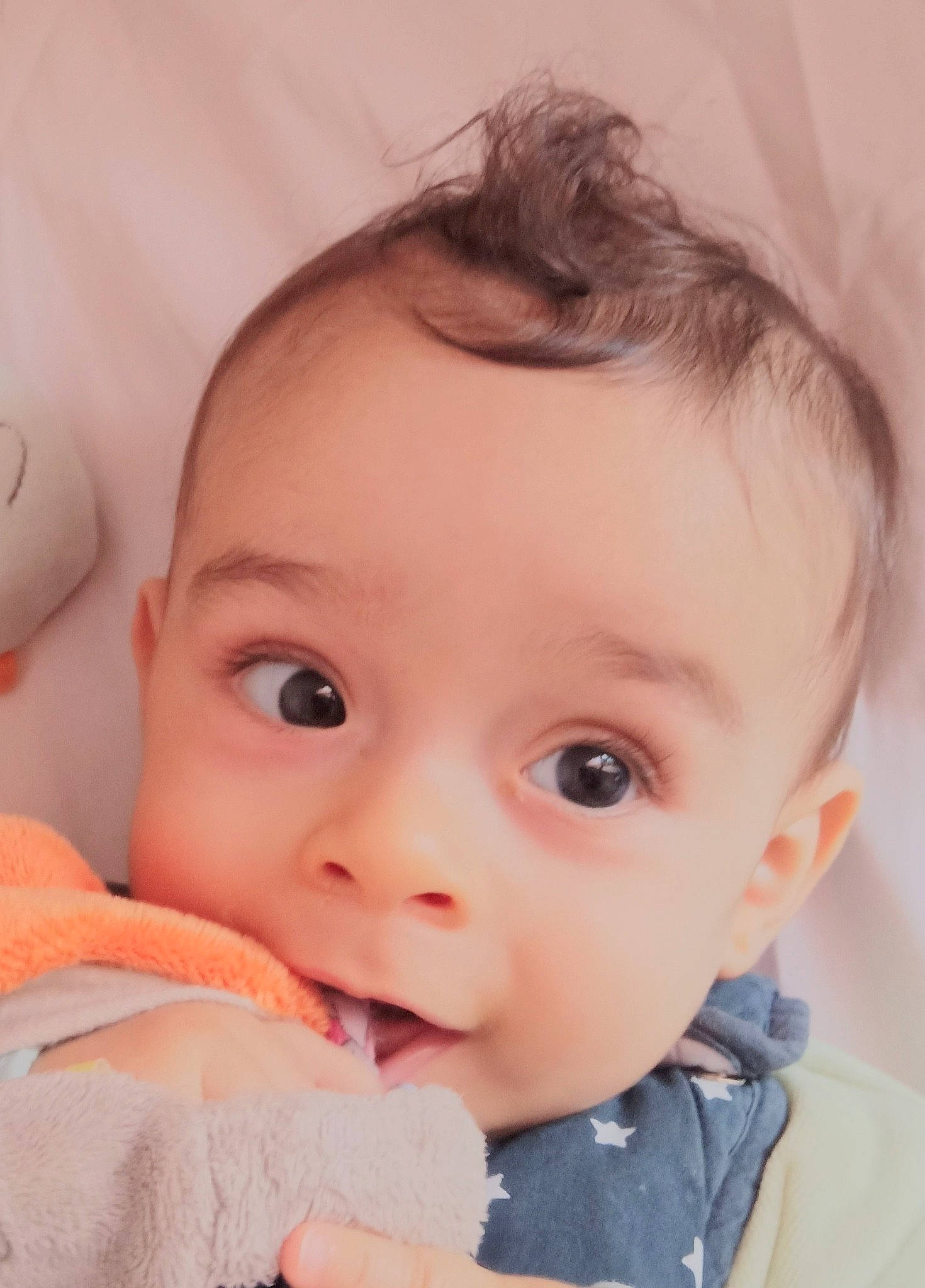 Ernest a rejoint le concours — aidez-le/la à gagner de superbes lots ! baby, baby_toddler_clothing, cheek, chin, comfort, ear, eye, eyebrow, eyelash, face, facial_expression, gesture, happy, head, iris, lip, mouth, neck, nose, person