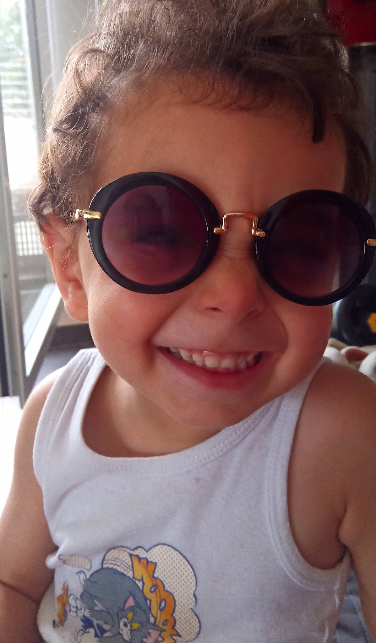 Eugène participe au concours pour gagner de l'argent avec cette photo : cheek, chin, ear, eyebrow, eyelash, eyewear, facial_expression, forehead, glasses, goggles, hair, human, joy, lip, mouth, nose, organ, person, skin, smile