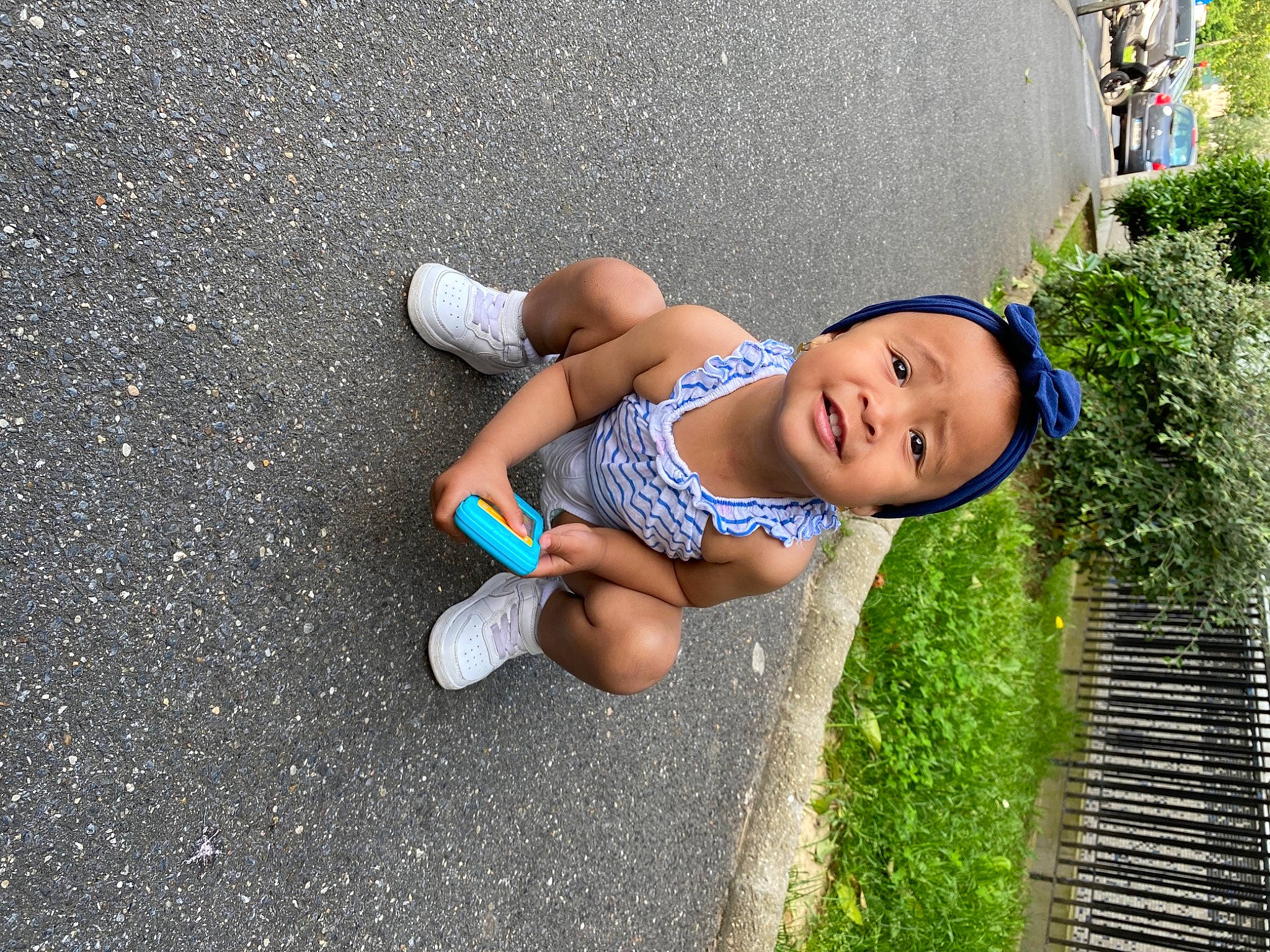 Kélyne participe au concours pour gagner de l'argent avec cette photo : arm, asphalt, child, electric_blue, foot, fun, grass, hand, happy, human_body, human_leg, leg, leisure, people_in_nature, person, plant, road, road_surface, sidewalk, thigh
