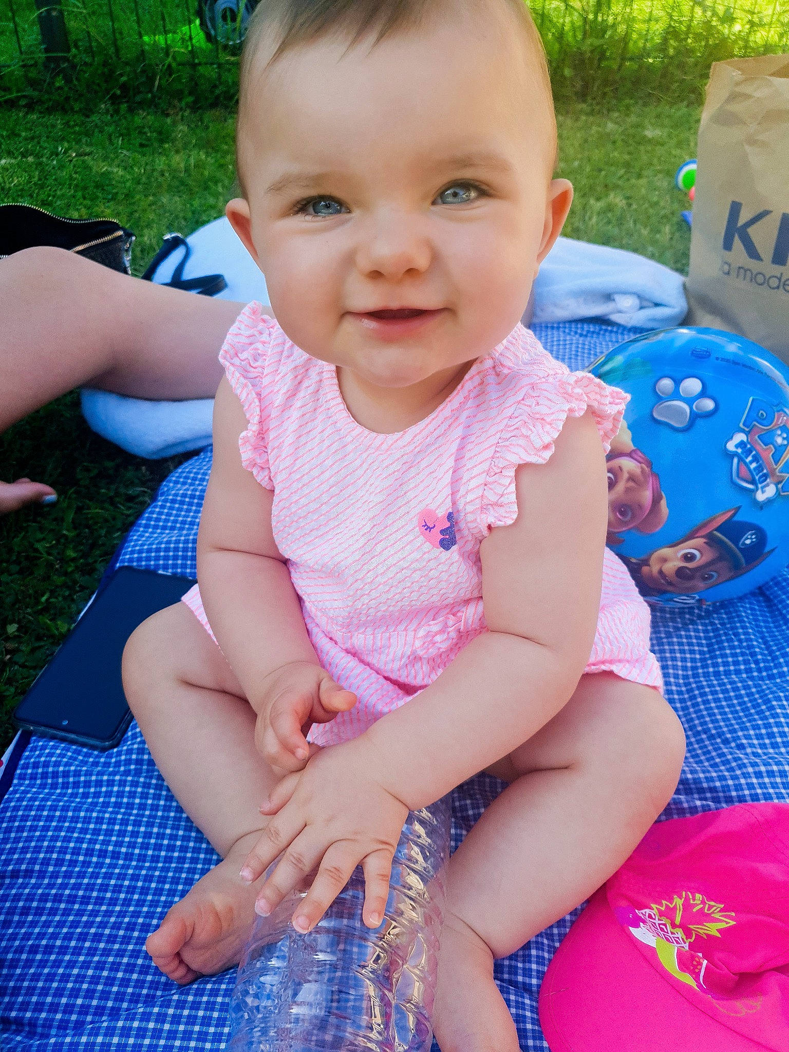 Elyse participe au concours pour gagner de l'argent avec cette photo : baby, baby_toddler_clothing, cheek, child, eye, face, grass, green, happy, head, iris, joy, leg, leisure, person, photograph, pink, plant, skin, smile