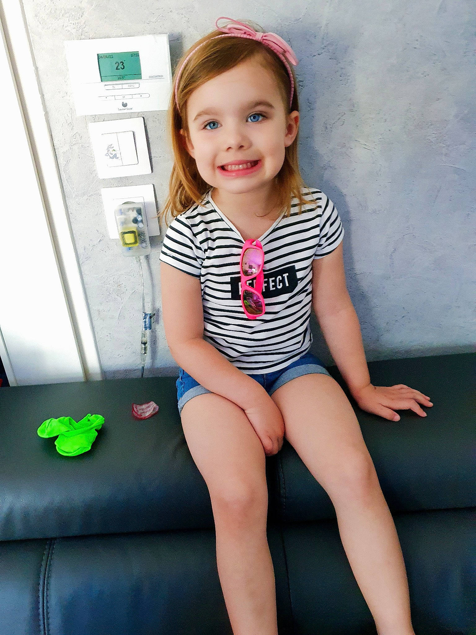 Emmy participe au concours pour gagner de l'argent avec cette photo : arm, baby_toddler_clothing, comfort, face, finger, flash_photography, hair, human_body, joint, joy, knee, leg, neck, person, photograph, shoulder, skin, sleeve, smile, thigh