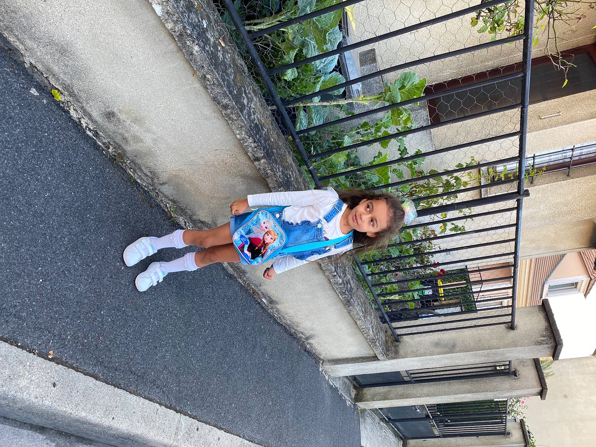 Nylia participe au concours pour gagner de l'argent avec cette photo : asphalt, child, city, composite_material, concrete, electric_blue, facade, handrail, joy, leisure, pedestrian, person, recreation, road_surface, sidewalk, stairs, street, street_fashion, tar, toddler