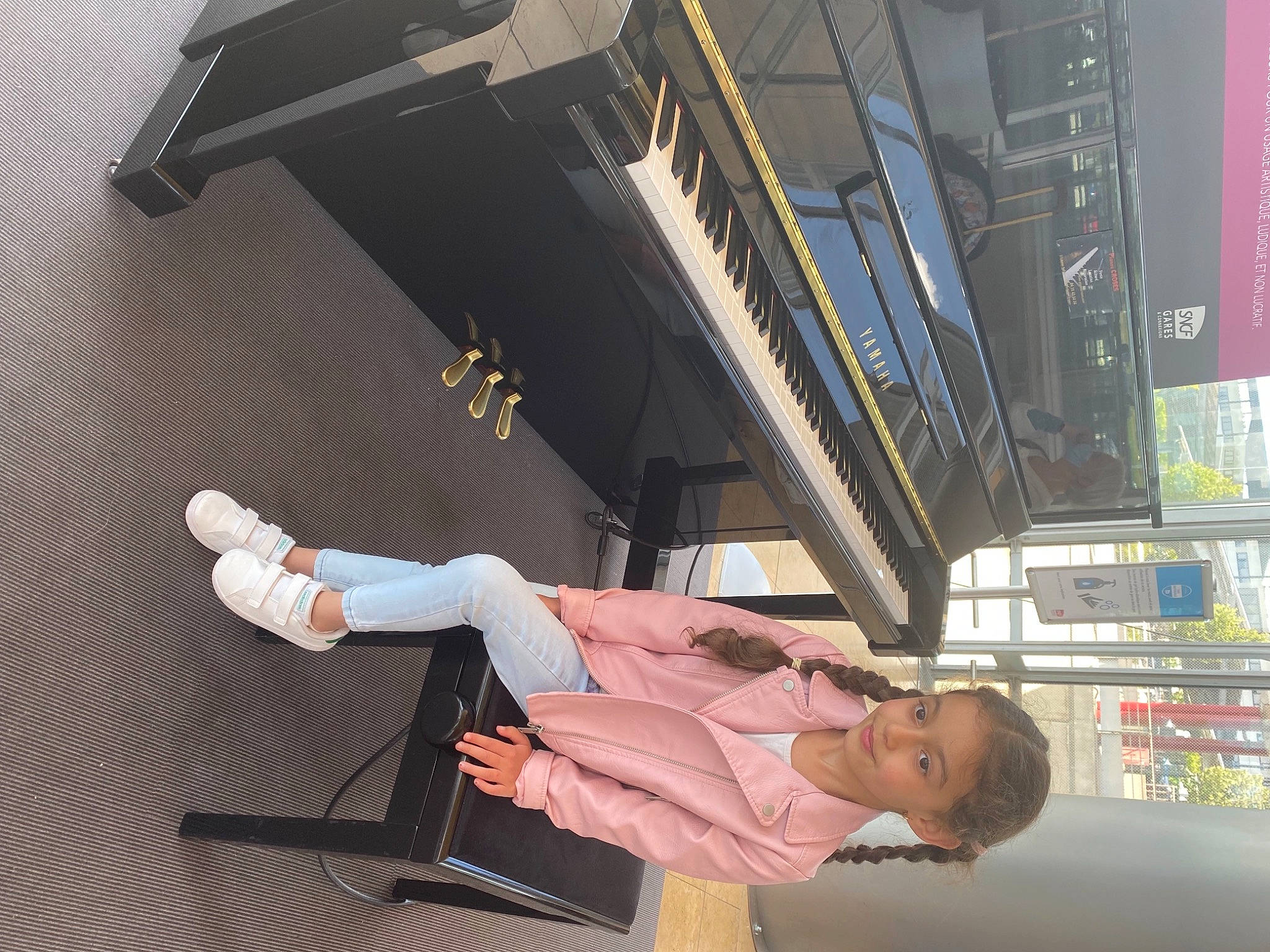 Nylia participe au concours pour gagner de l'argent avec cette photo : automotive_design, chair, human_leg, joy, keyboard, machine, musical_instrument, person, public_transport, sandal, service, tire, travel, wheel
