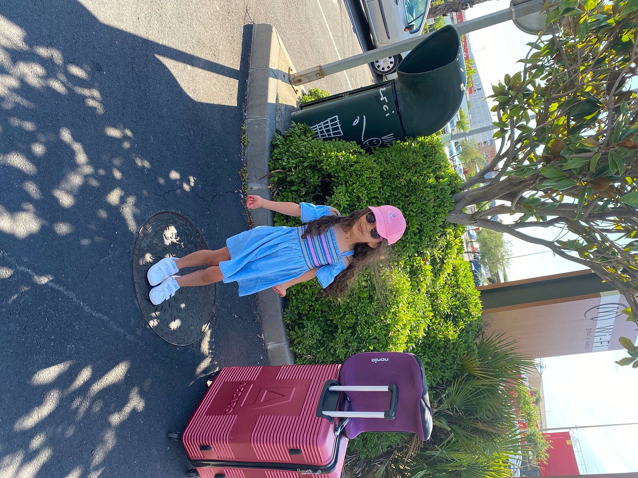 Nylia participe au concours pour gagner de l'argent avec cette photo : asphalt, city, electric_blue, facade, fun, headwear, leisure, line, pedestrian, person, photograph, plant, recreation, road, sidewalk, snapshot, spring, street, tree, urban_design