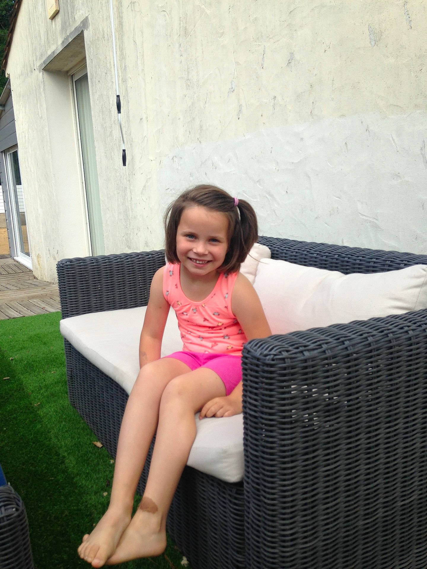 Elsa participe au concours pour gagner de l'argent avec cette photo : beauty, child, day, fun, furniture, girl, happiness, joy, leg, pattern, person, photo_shoot, pink, shoulder, sitting, smile, summer, thigh, trunk, vacation