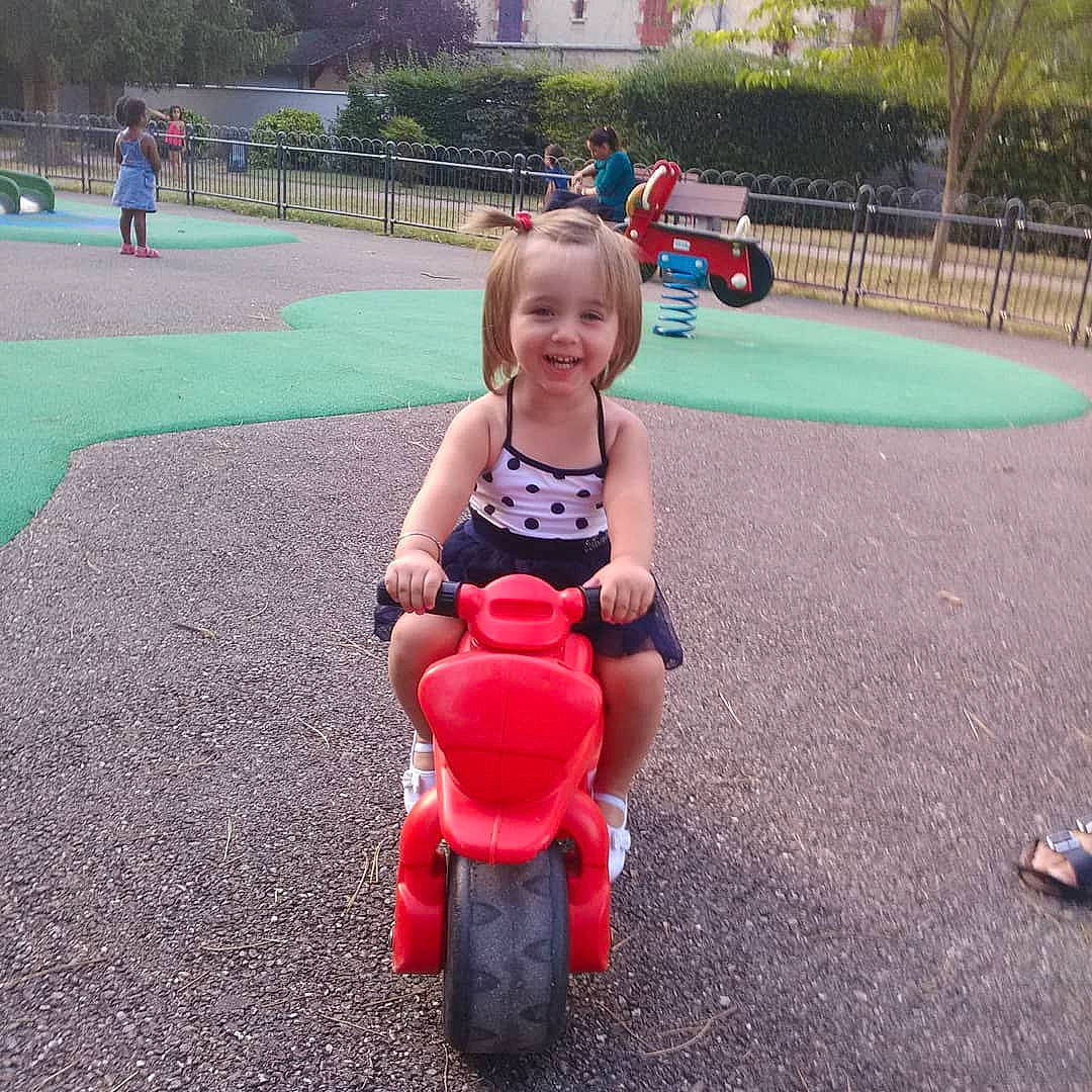 Ammla a rejoint le concours — aidez-le/la à gagner de superbes lots ! child, day, fun, joy, leisure, outdoor_play_equipment, person, personal_protective_equipment, play, playground, product, public_space, race, recreation, red, summer, toddler, vacation, vehicle