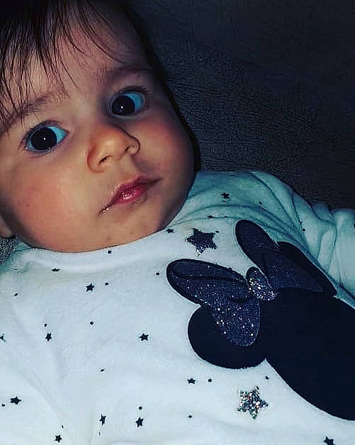 Amelis participe au concours pour gagner de l'argent avec cette photo : baby, black_hair, cheek, child, cool, ear, eye, face, finger, head, lip, neck, nose, pattern, person, photography, skin, smile, toddler