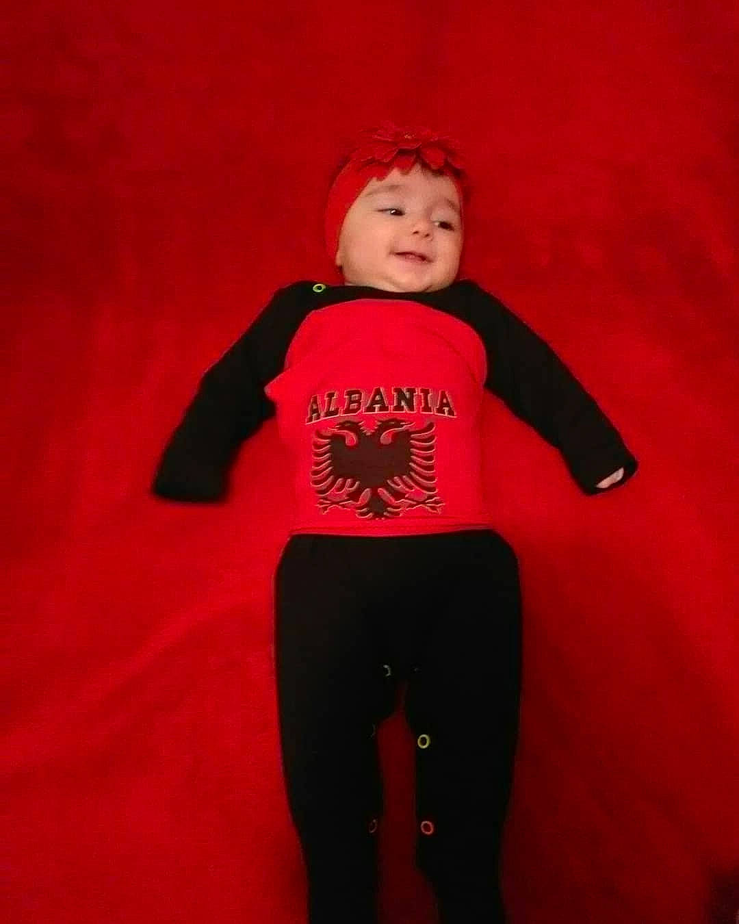 Ayles participe au concours pour gagner de l'argent avec cette photo : black, boy, child, costume, girl, headgear, joint, outerwear, person, product, red, shoulder, sleeve, smile, standing, t_shirt, toddler